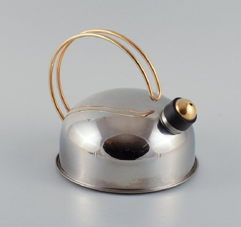 Frabosk, Italy, designer kettle in stainless steel and brass.
Late 1900s.
In excellent condition.
Measuring: D 22.0 x H (including handle) 22.0 c