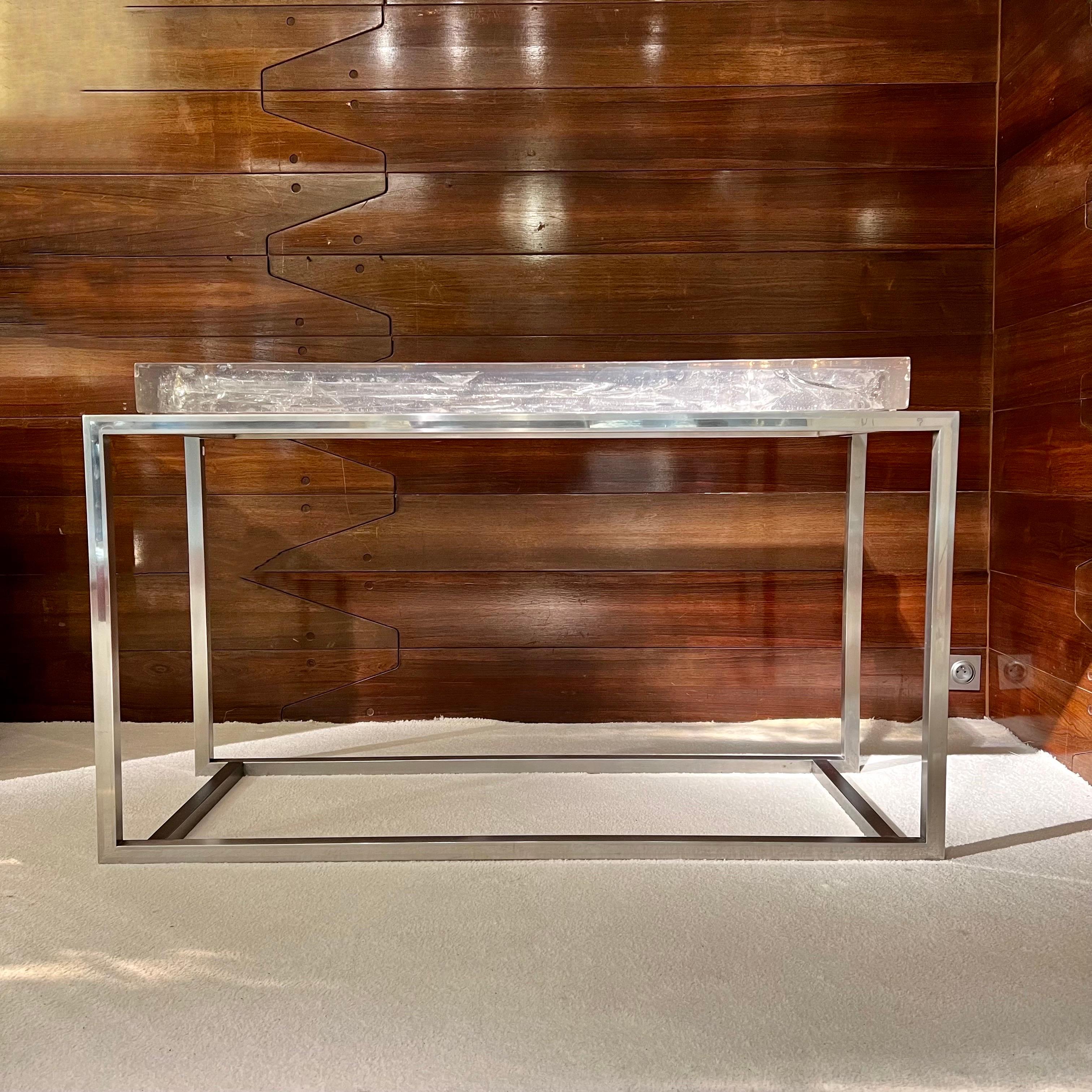 Thick fractal resin top (D 51 cm x W 125 cm x 8,5 cm )on a brushed and chromed metal base.
Signed and dated under the top, François Godebski 1967.