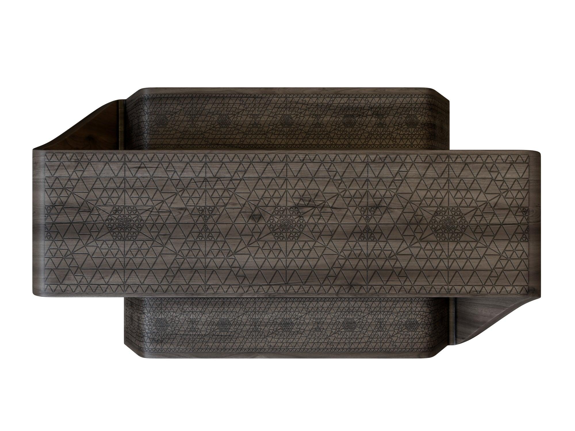 Cette table de pique-nique géométrique en teck massif et son banc sont fabriqués sur commande et peuvent être personnalisés pour répondre à vos besoins. Fabriqué en bois de teck massif et durable, ce banc est parfait pour l'intérieur et l'extérieur.