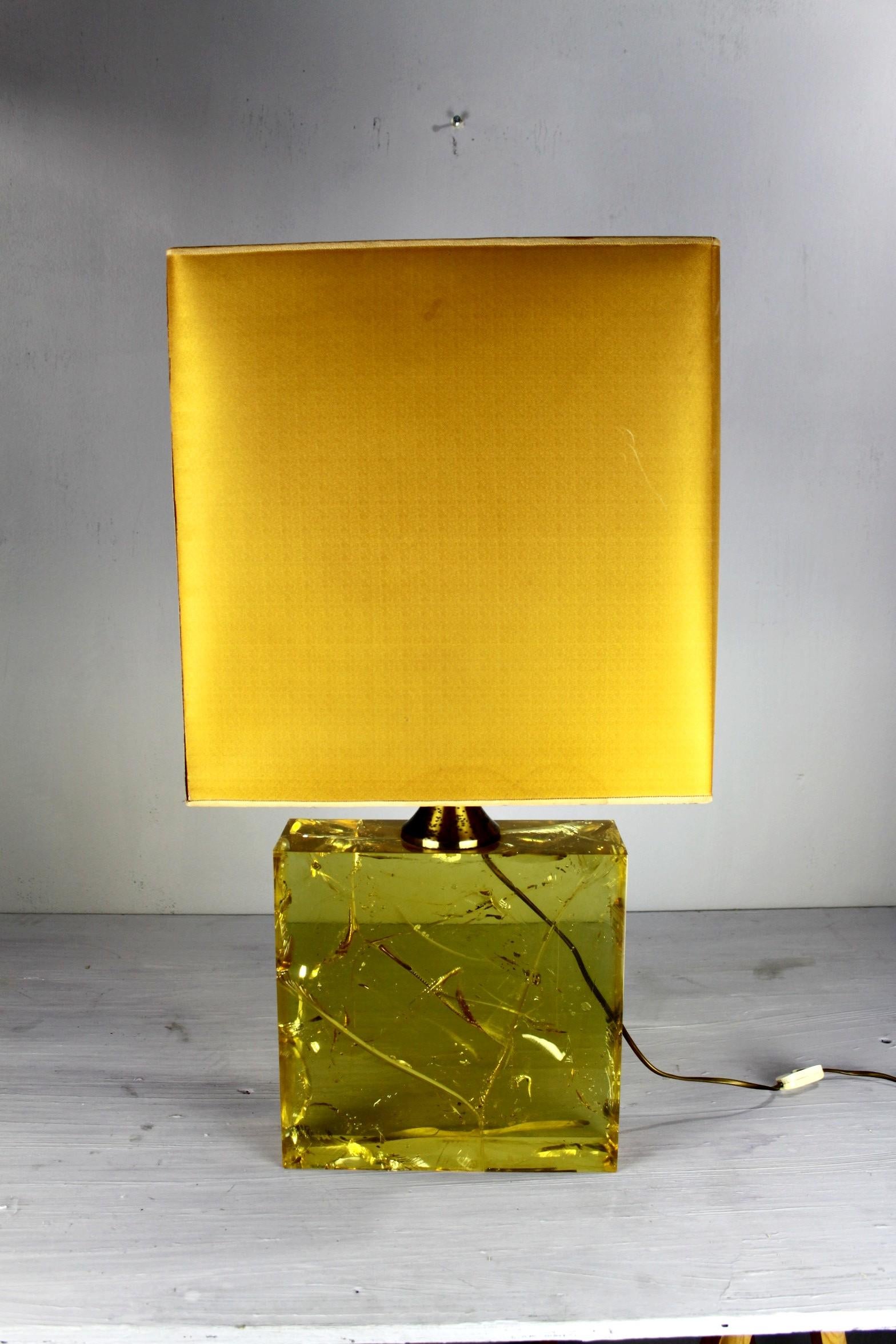 very rare shape and color, with original shade and patina brass from 1960, never touched, the basement is 30x30x12 cm, perfect condiion