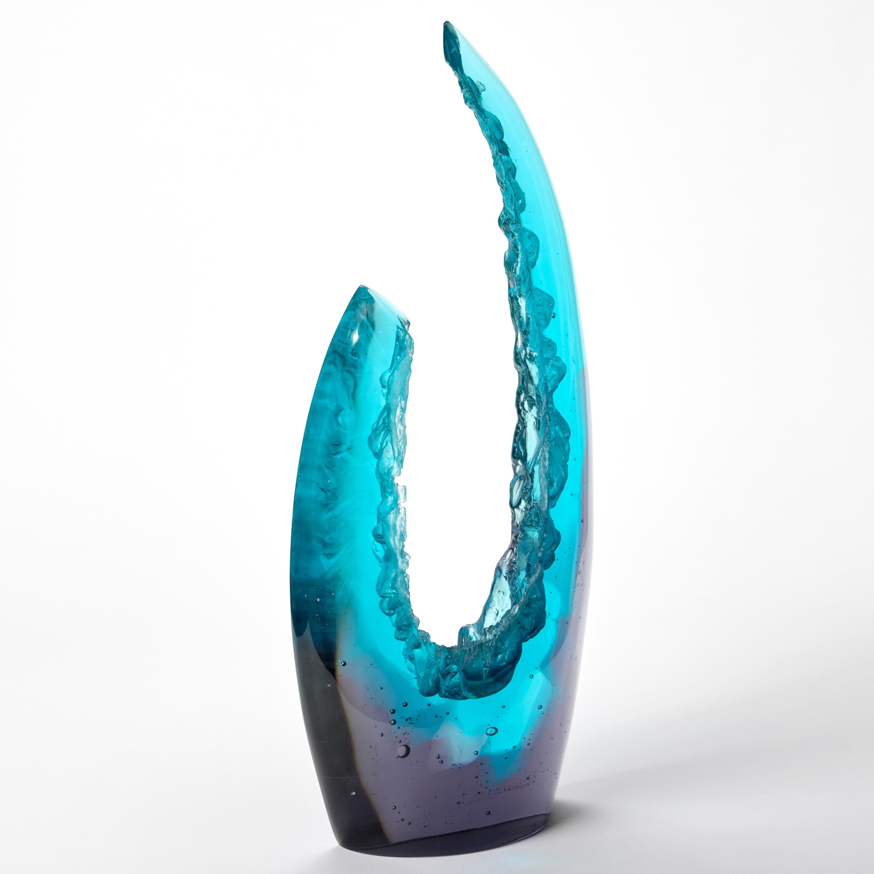Organico moderno Fracture I, scultura astratta in vetro fuso con texture blu di Wayne Charmer in vendita