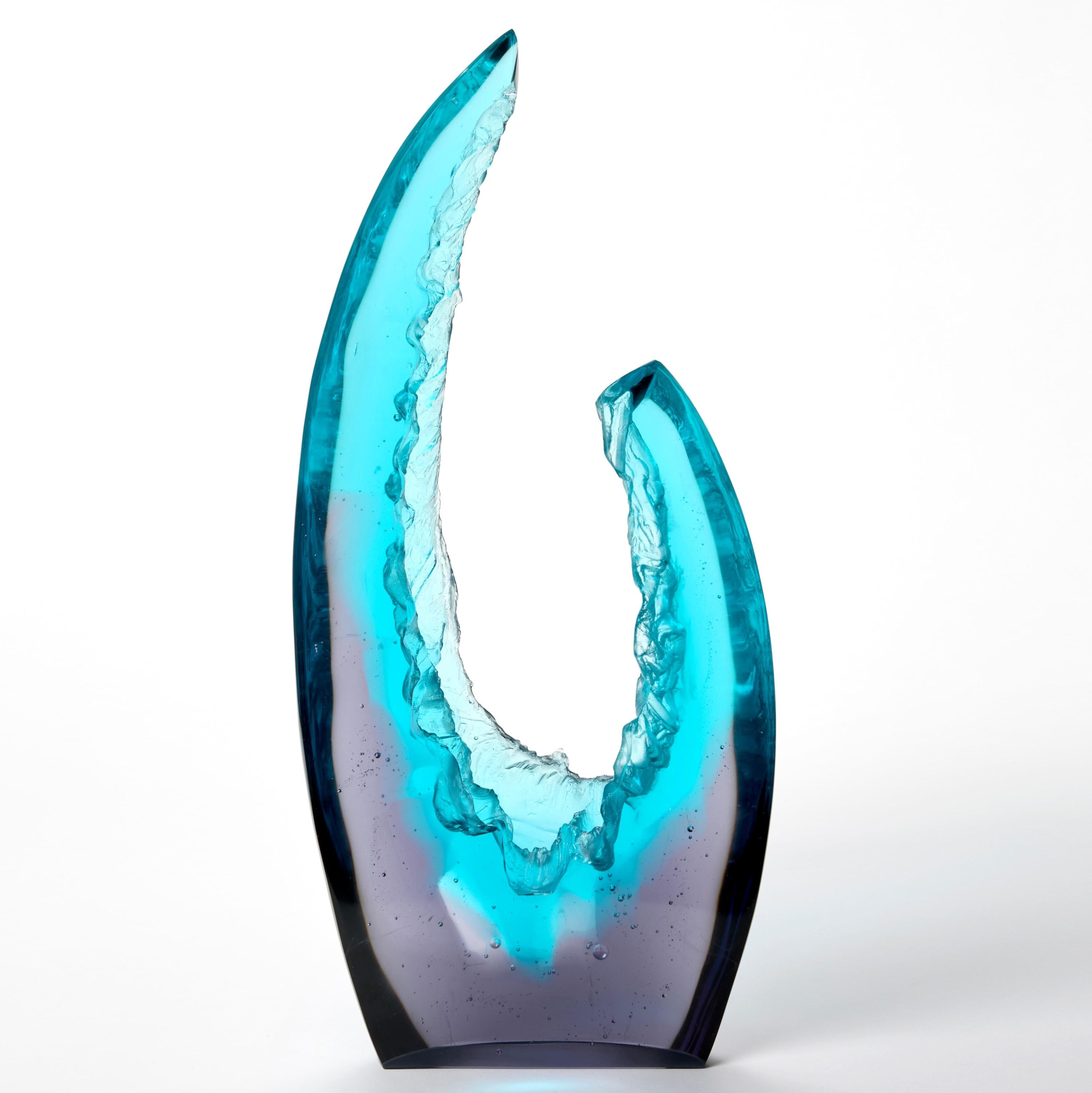 Britannico Fracture I, scultura astratta in vetro fuso con texture blu di Wayne Charmer in vendita