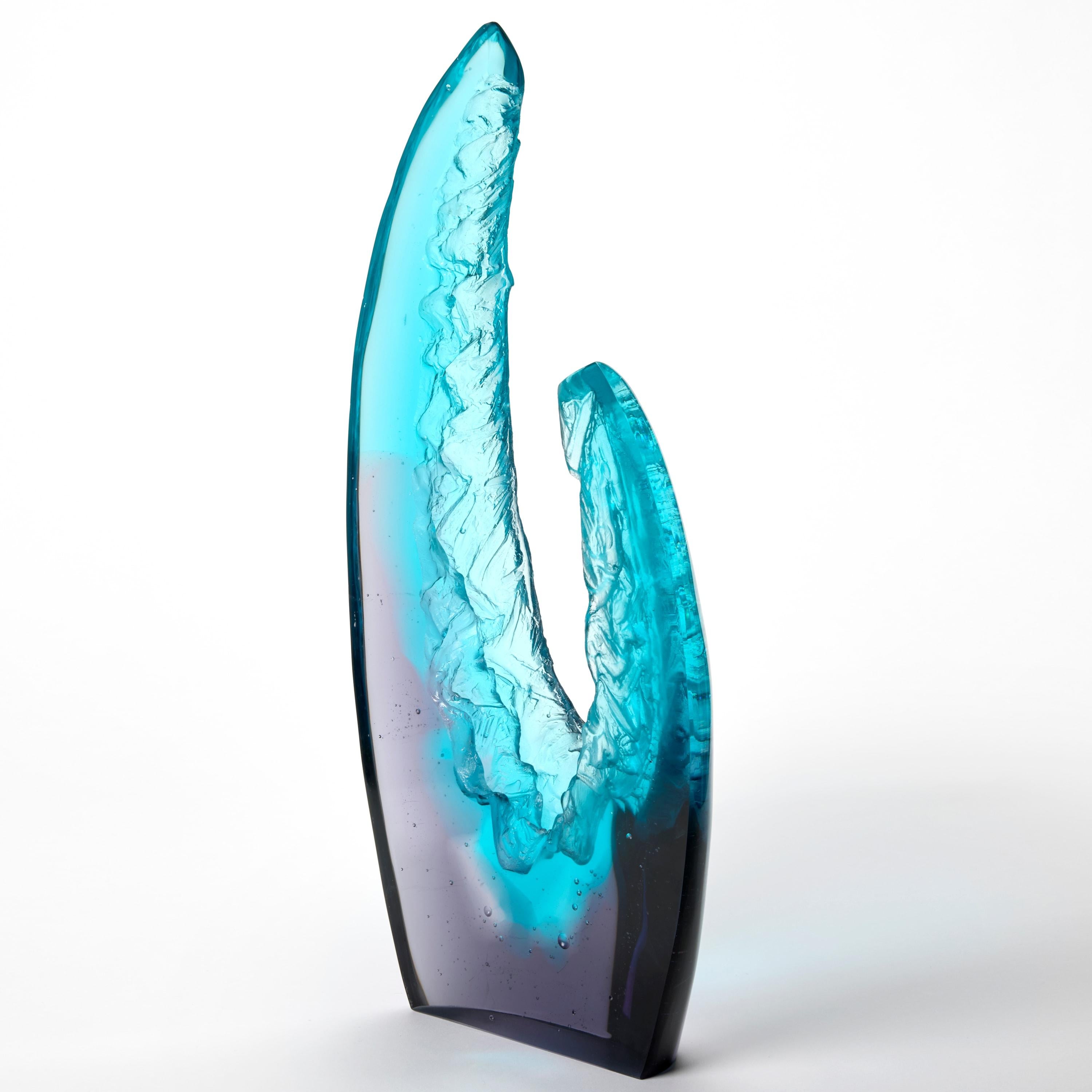Calco Fracture I, scultura astratta in vetro fuso con texture blu di Wayne Charmer in vendita