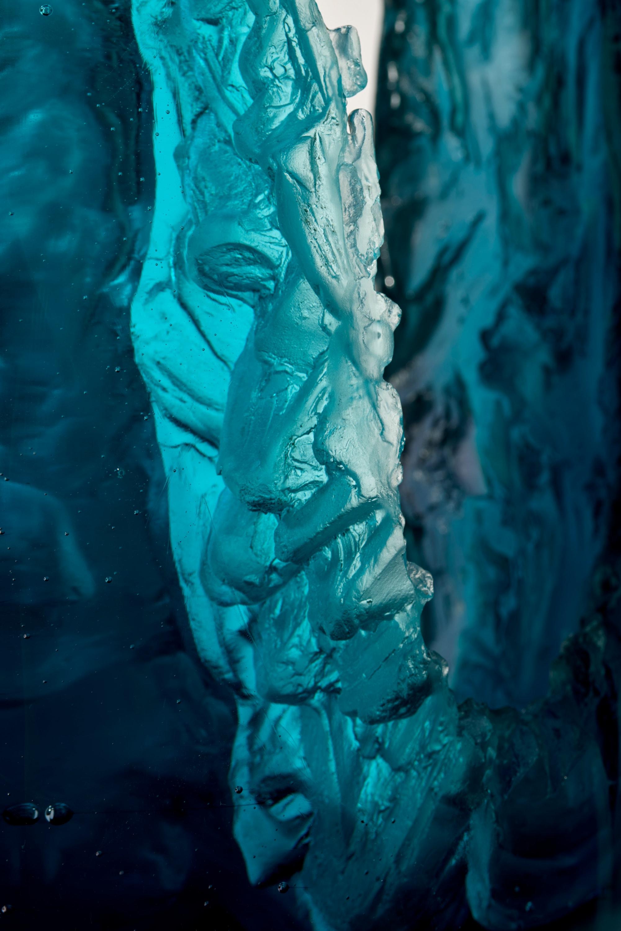 Fracture I, scultura astratta in vetro fuso con texture blu di Wayne Charmer In condizioni Nuovo in vendita a London, GB