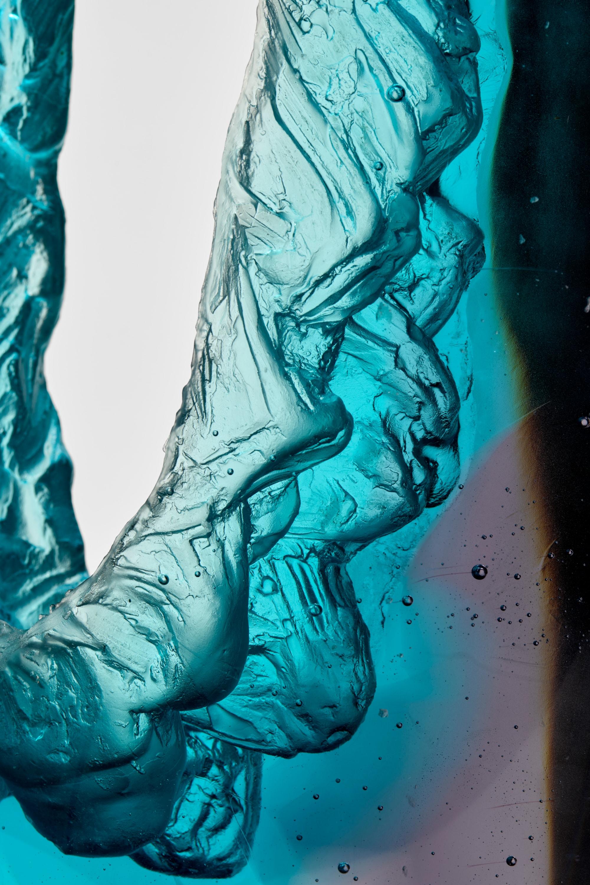 XXI secolo e contemporaneo Fracture I, scultura astratta in vetro fuso con texture blu di Wayne Charmer in vendita