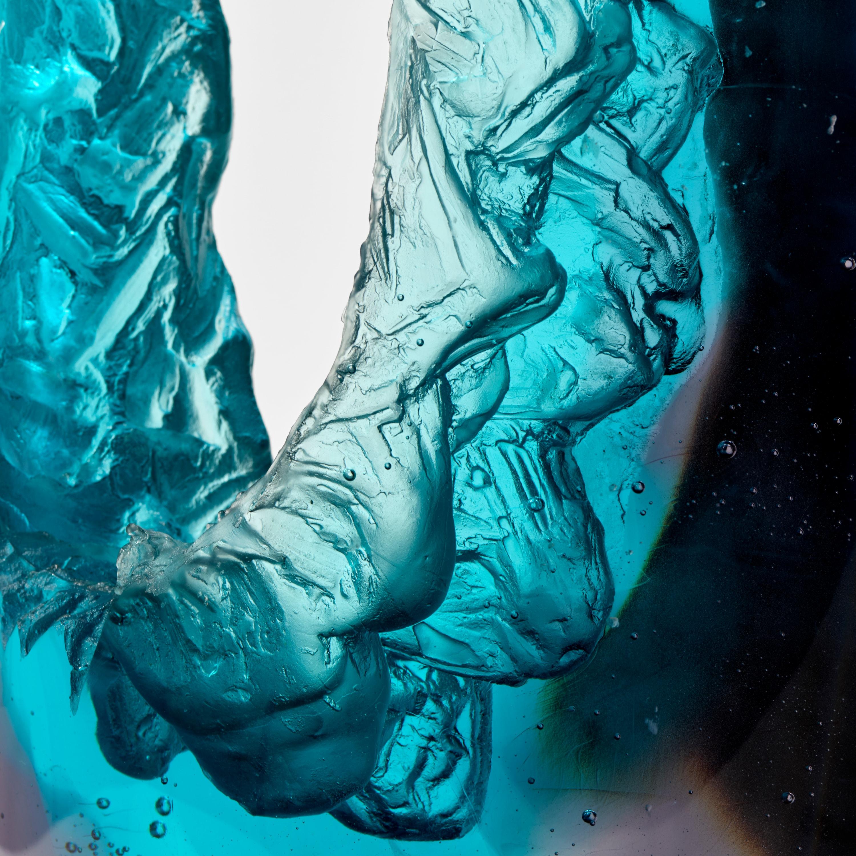 Vetro Fracture I, scultura astratta in vetro fuso con texture blu di Wayne Charmer in vendita