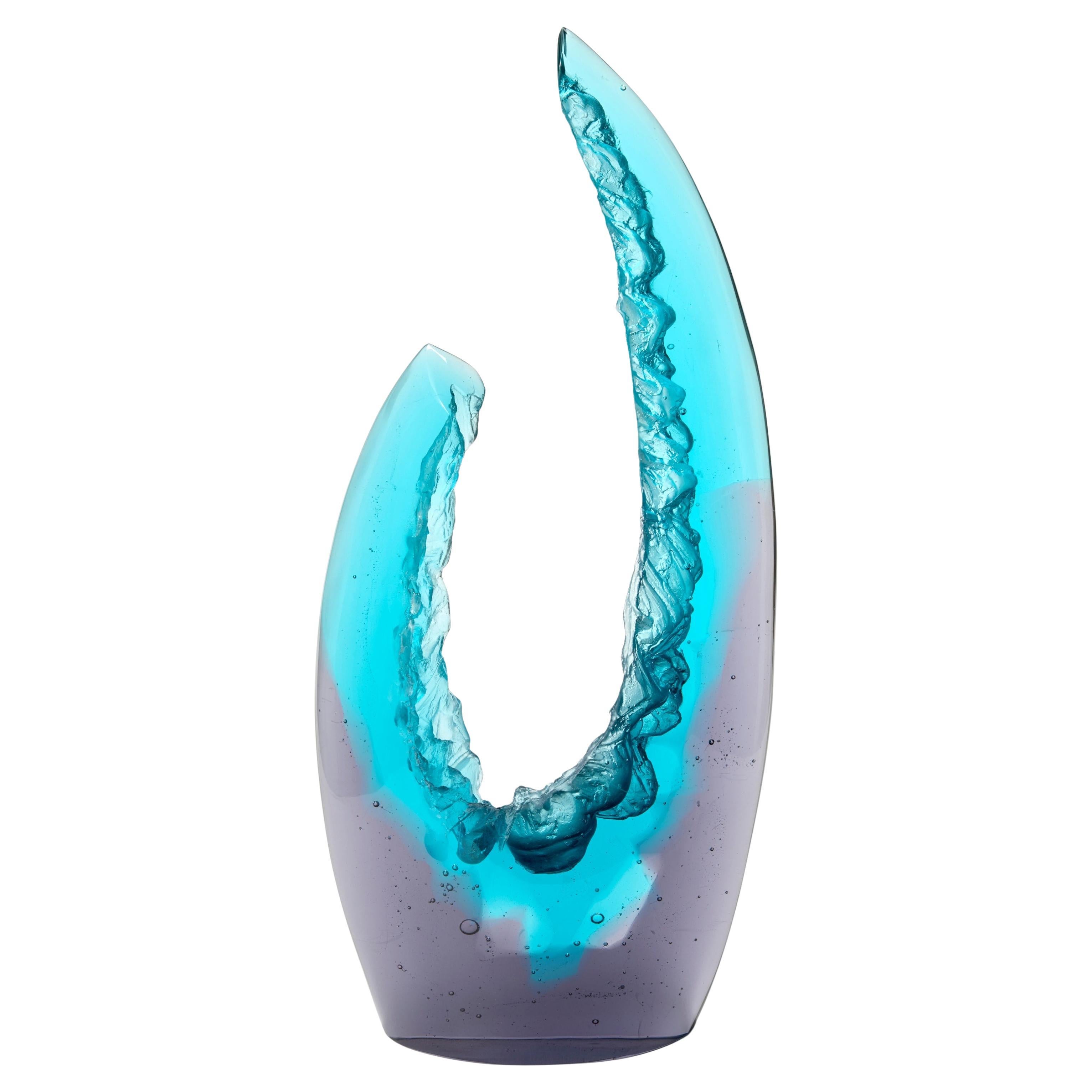 Fracture I, scultura astratta in vetro fuso con texture blu di Wayne Charmer in vendita