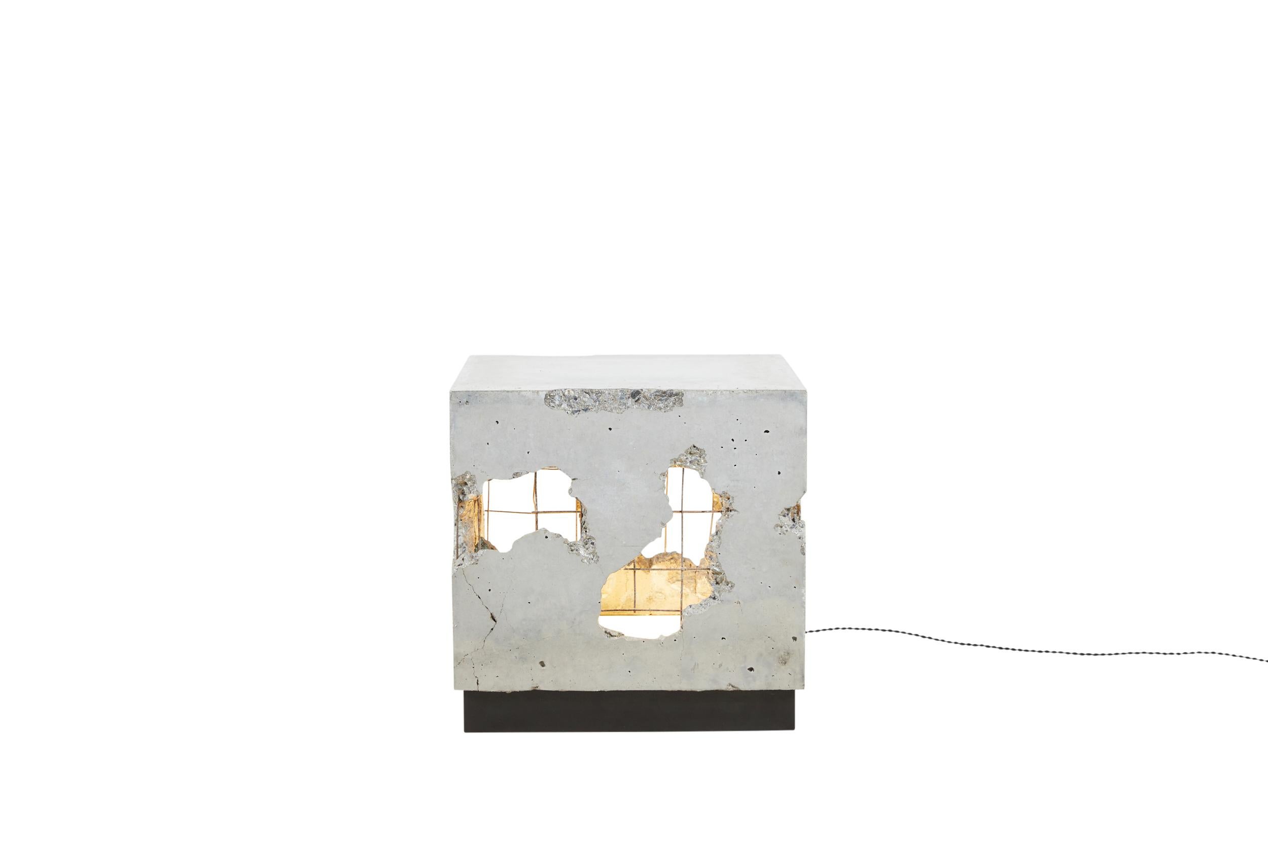 Beleuchteter minimalistischer Beistelltisch „Cracked Side Table“ aus zerbrochenem Gussbeton (Minimalistisch) im Angebot
