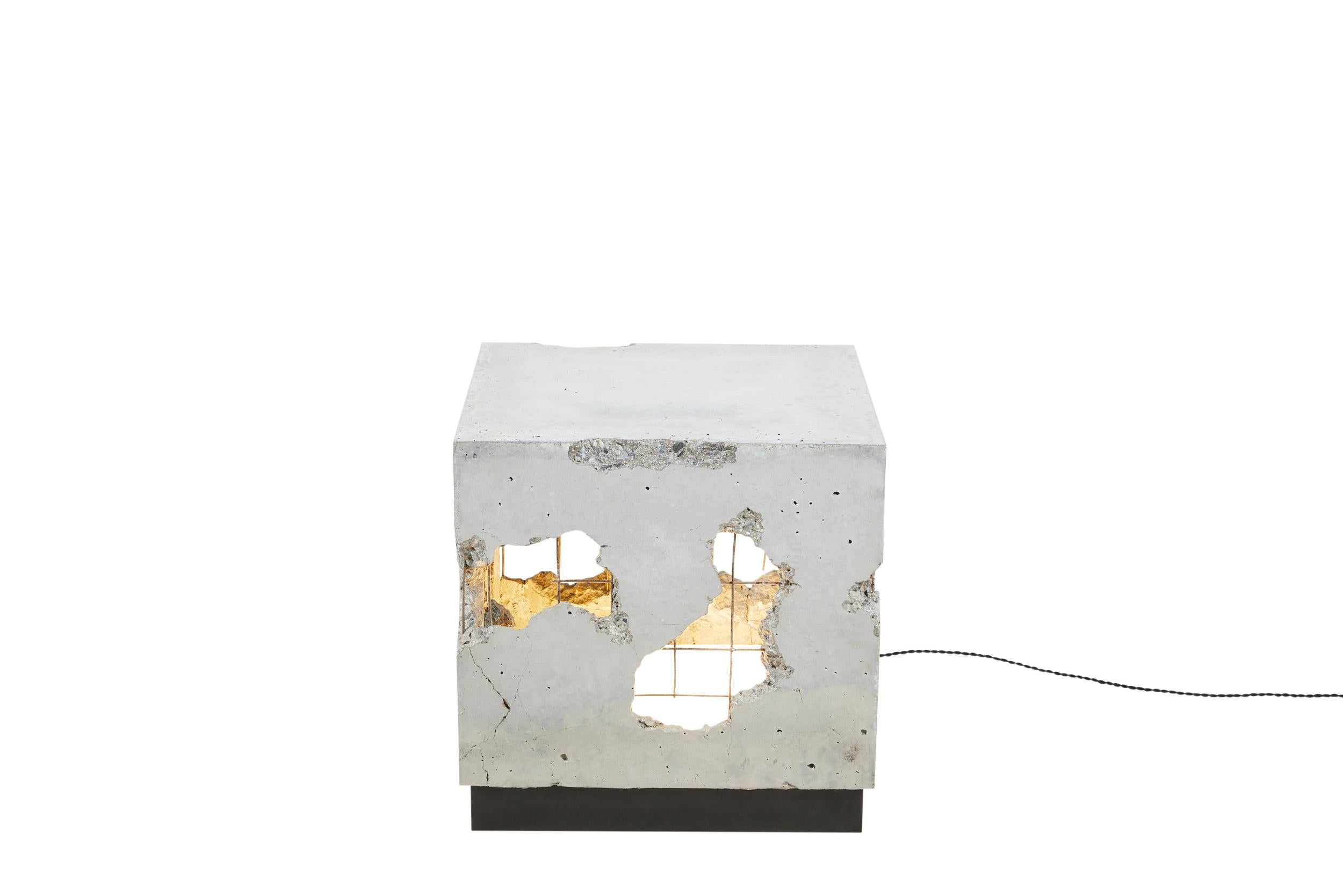 Beleuchteter minimalistischer Beistelltisch „Cracked Side Table“ aus zerbrochenem Gussbeton (amerikanisch) im Angebot
