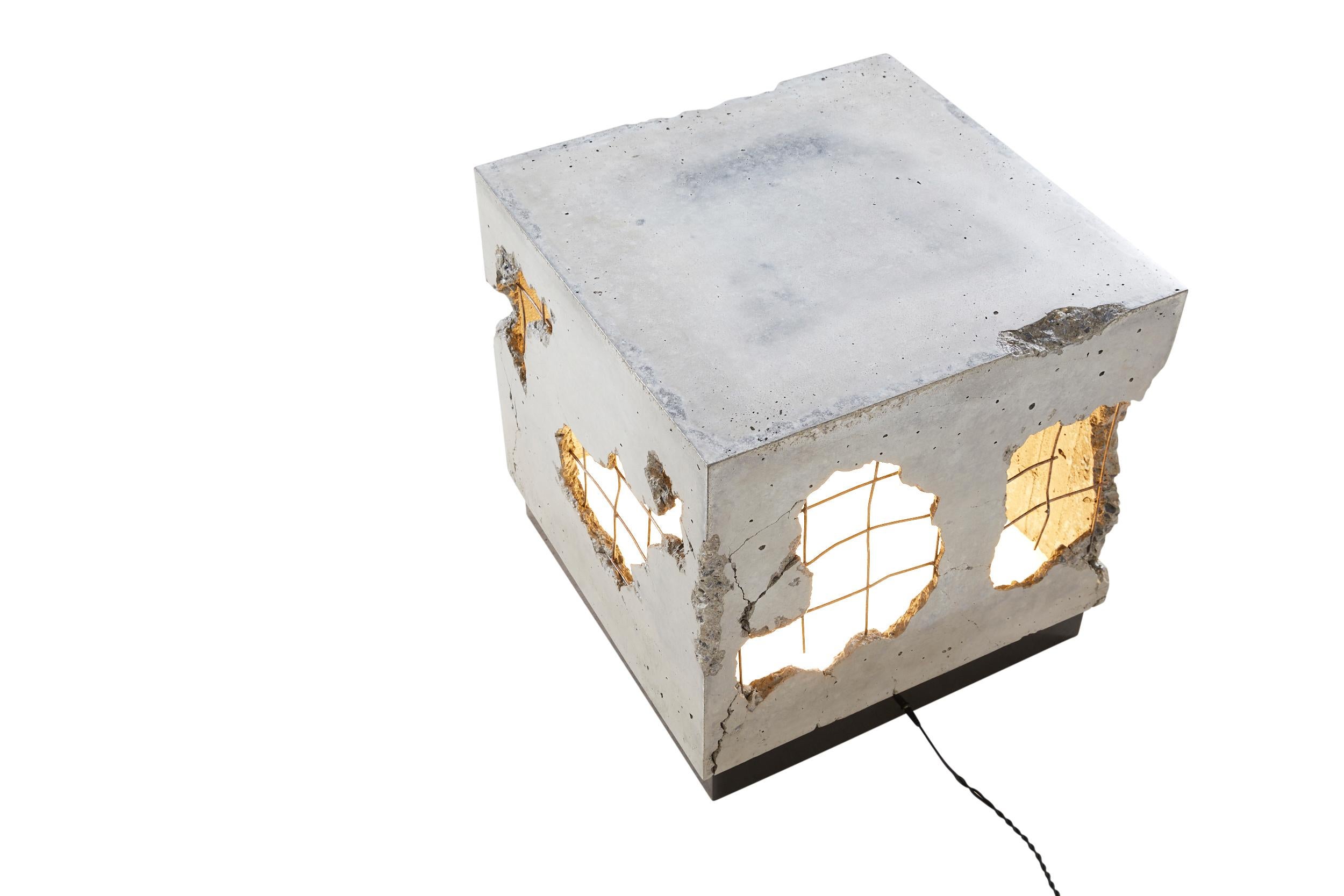 Tavolino minimalista illuminato in cemento fratturato 