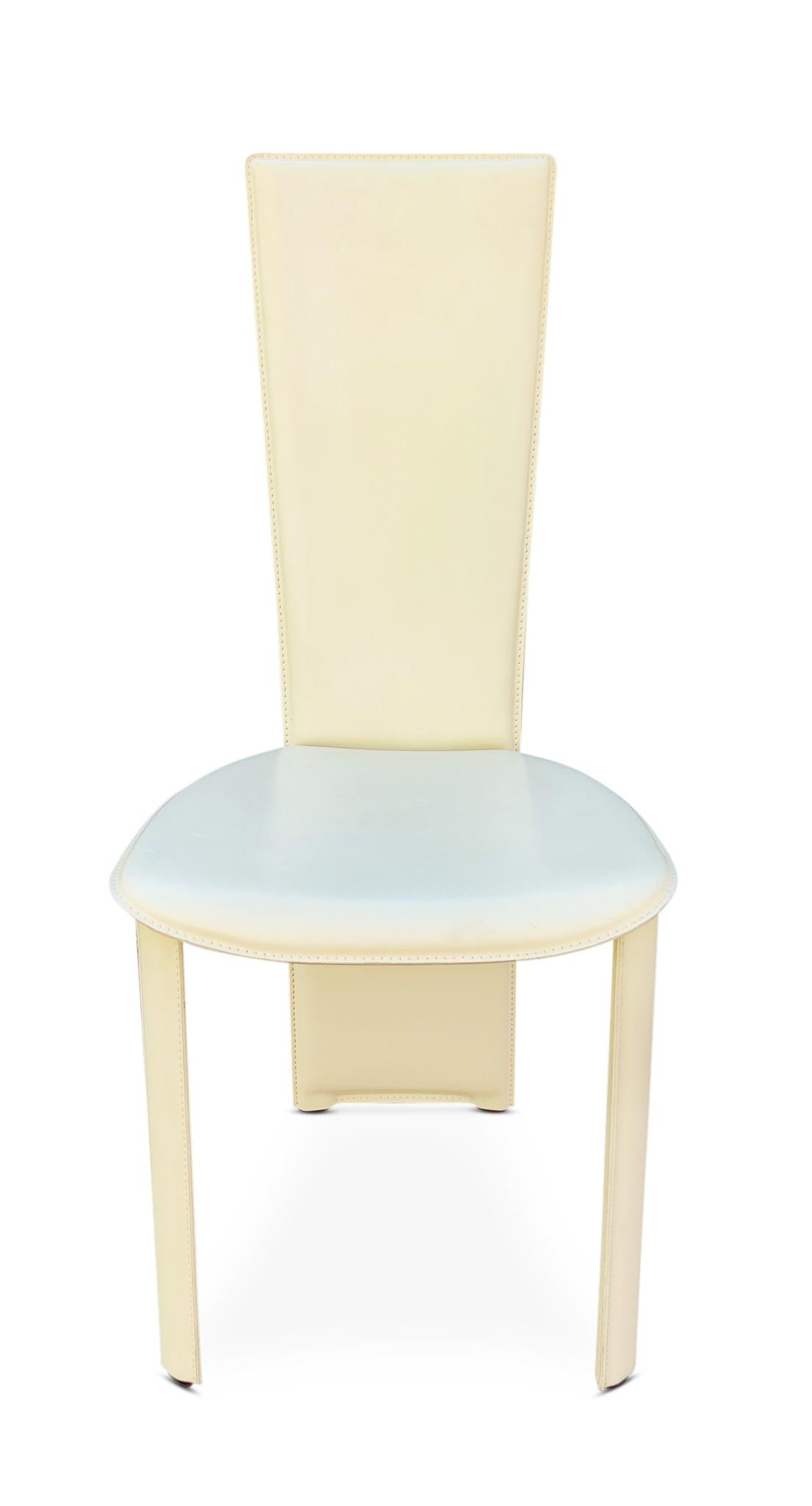 Un ensemble italien de quatre six (6) chaises d'appoint ou de salle à manger en cuir cousu blanc cassé par la société de design Frag. Fabriqué en Italie comme indiqué. 100% cuir. Le style est similaire à celui de la chaise 