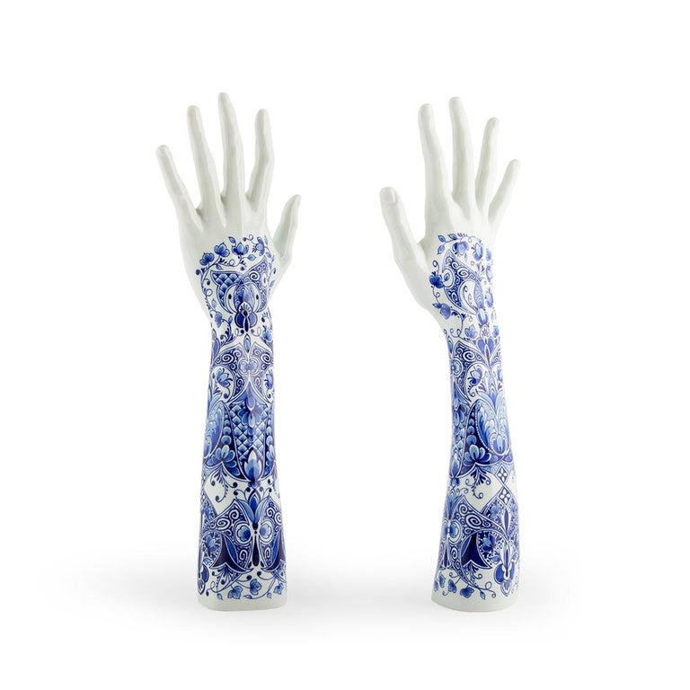 The Fragile Fingers on a Grand Piano are designed as the hands and arms of world-renown Dutch pianist Iris Hond. This series of porcelain arms are replicas of the pianist’s real arms, created through a process of 3D scanning, prototyping and