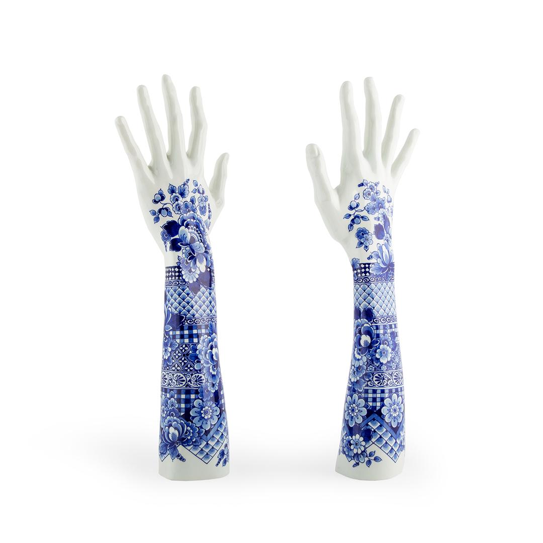 The fragile fingers on a grand piano are designed as the hands and arms of world-renown Dutch pianist Iris Hond. This series of porcelain arms are replicas of the pianist’s real arms, created through a process of 3D scanning, prototyping and