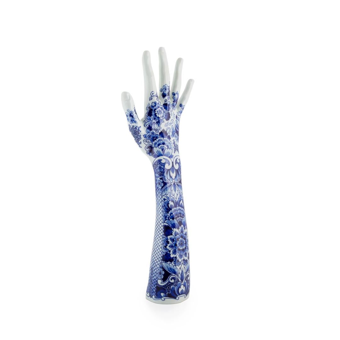 The Fragile fingers on a Grand Piano are designed as the hands and arms of world-renown Dutch pianist Iris Hond. This series of porcelain arms are replicas of the pianist’s real arms, created through a process of 3D scanning, prototyping and