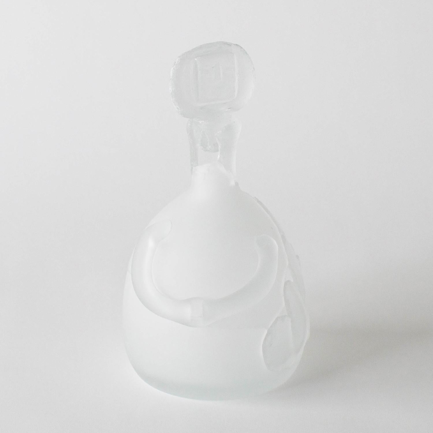 Diese Serie besteht aus einigen Glas- und einigen Keramikarbeiten. Diese Werke sind in Form und Aussehen einzigartig. Norihiko Terayama hat sie aus beschädigten Vasen, Kaffeetassen usw. geschaffen. Er beginnt, das beschädigte Objekt in einige