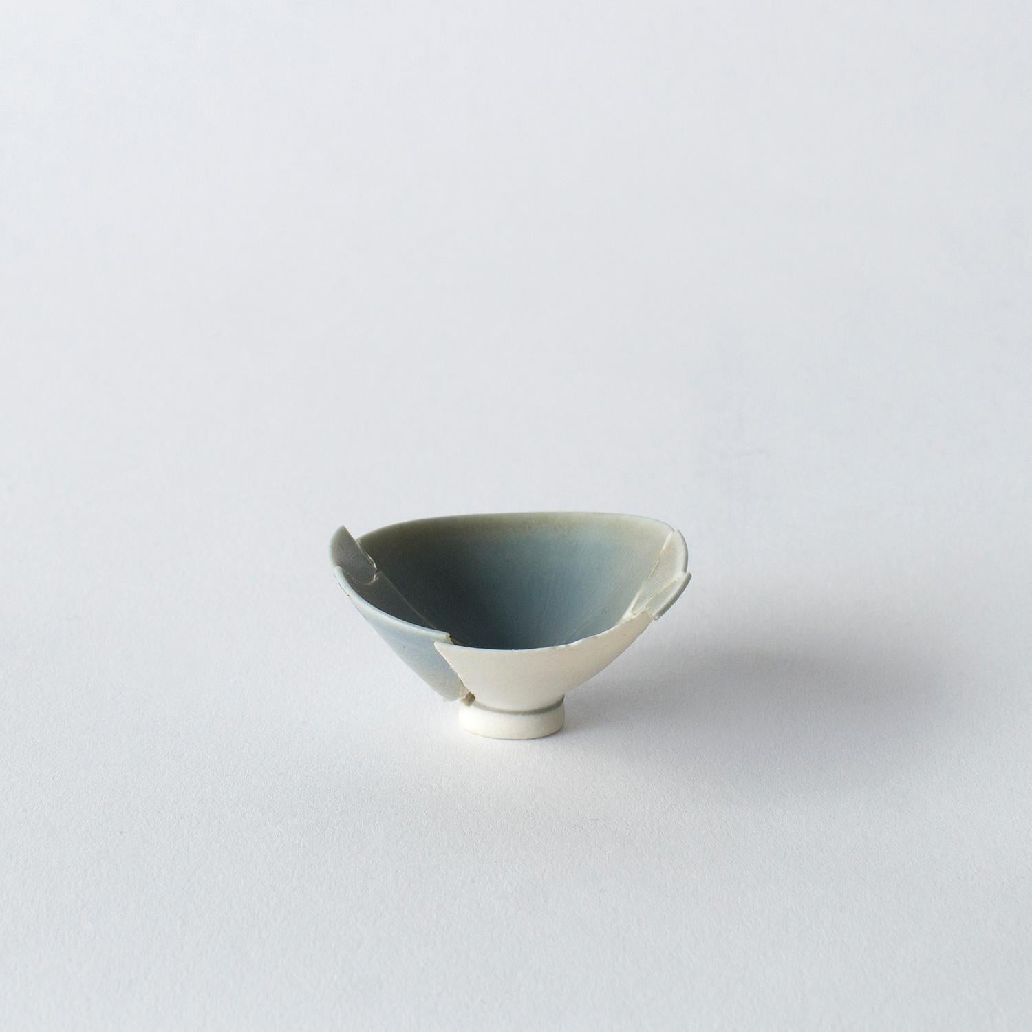 This series is made up of some glass and some ceramic works. These works are highly unique form and looking. Norihiko Terayama created them from damaged vases, coffee cups and so on. He start breaking damaged object into some fragments. Some of