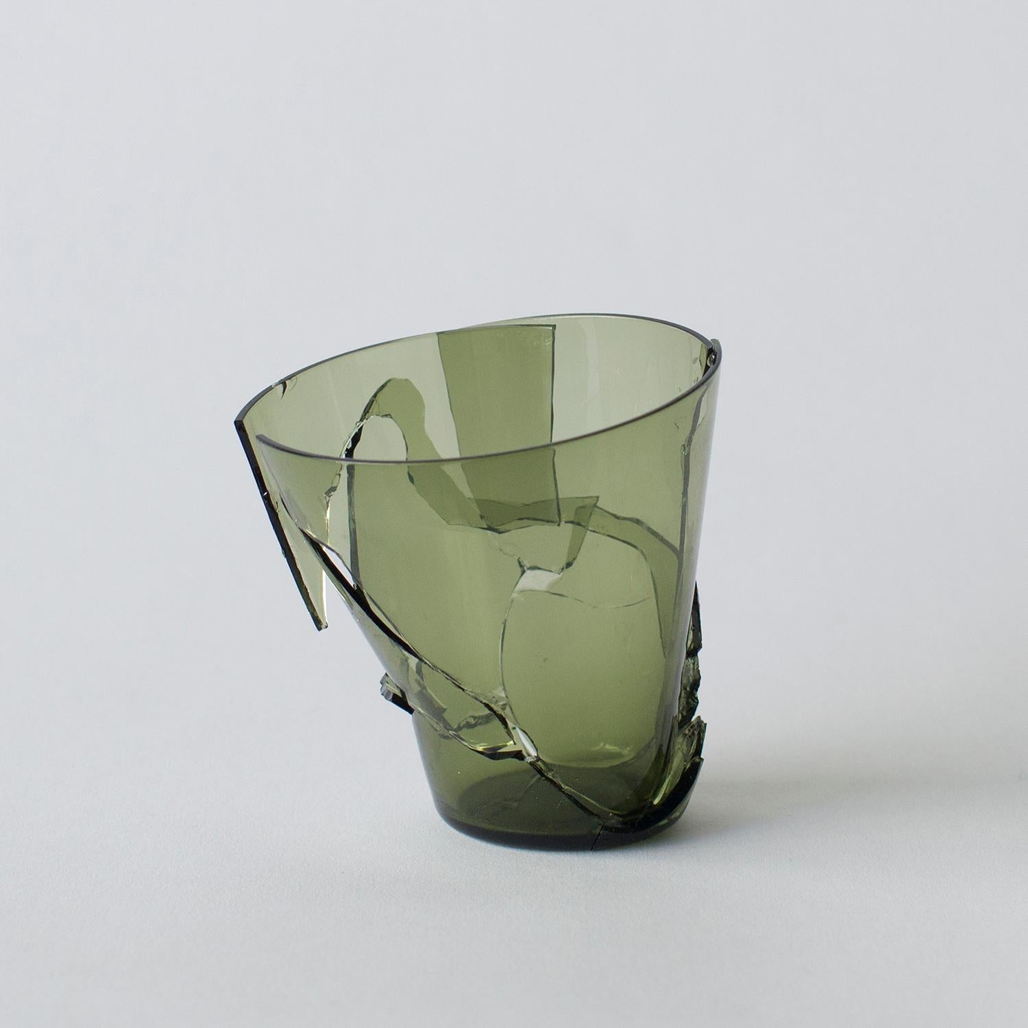 Grün und Blau sind verfügbar. Rot ist verkauft.
Diese Serie besteht aus einigen Glas- und einigen Keramikarbeiten. Diese Werke sind in Form und Aussehen einzigartig. Norihiko Terayama schuf sie aus beschädigten Vasen, Kaffeetassen und so weiter. Er