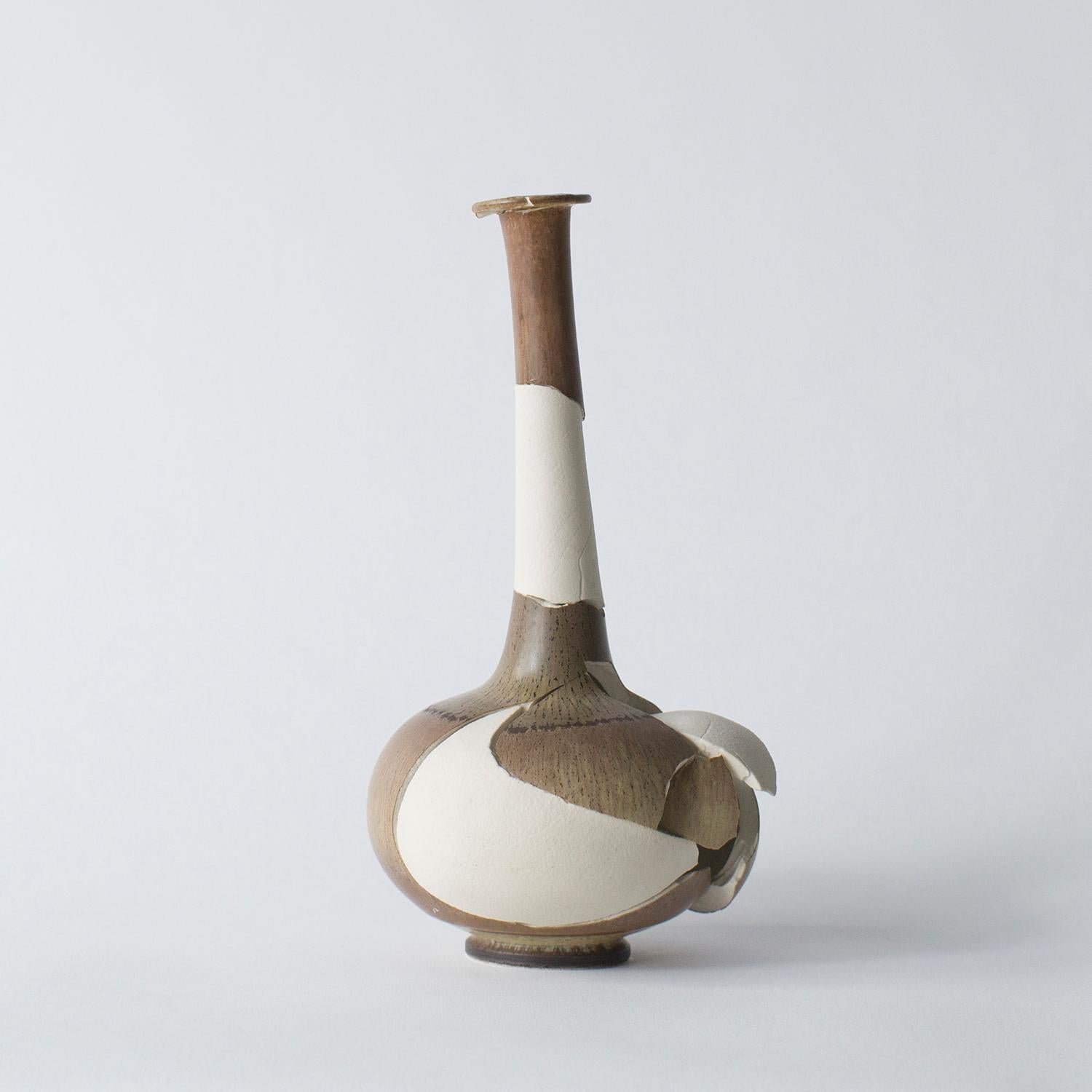 Diese Serie besteht aus einigen Glas- und Keramikarbeiten. Diese Werke sind in Form und Aussehen einzigartig. Norihiko Terayama hat sie aus beschädigten Vasen, Kaffeetassen und so weiter geschaffen. Er beginnt, das beschädigte Objekt in einige