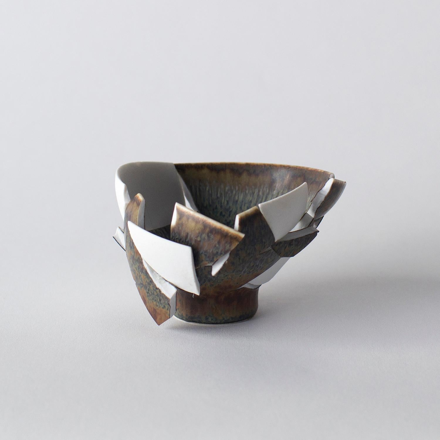 Diese Serie besteht aus einigen Glas- und einigen Keramikarbeiten. Diese Werke sind in Form und Aussehen einzigartig. Norihiko Terayama schuf sie aus beschädigten Vasen, Kaffeetassen und so weiter. Er beginnt, das beschädigte Objekt in einige