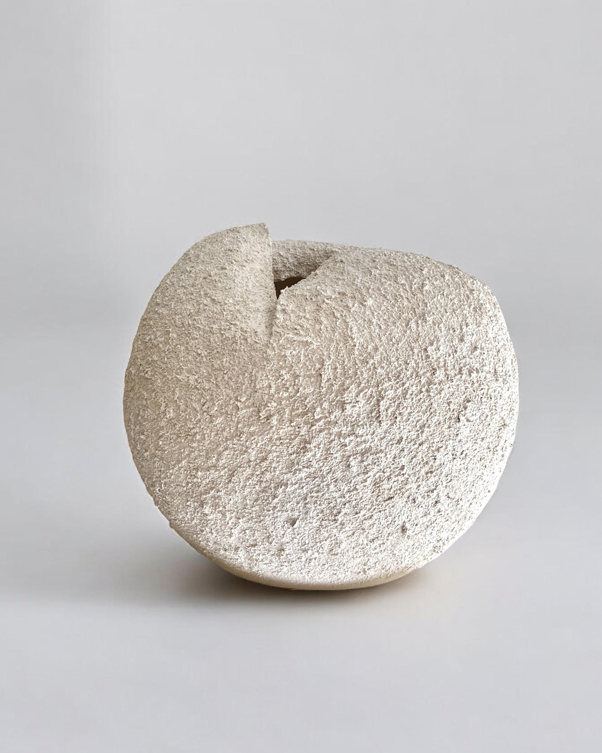 Fragment 25 von Laura Pasquino
Einzigartig
Abmessungen: D 49 x H 42 cm
MATERIAL: Weißes Steingut, unglasiert.
 
Laura Pasquino
Indem ich Bezüge zur alten koreanischen Keramik und zu den Prinzipien der japanischen Ästhetik des Wabi-Sabi herstelle,