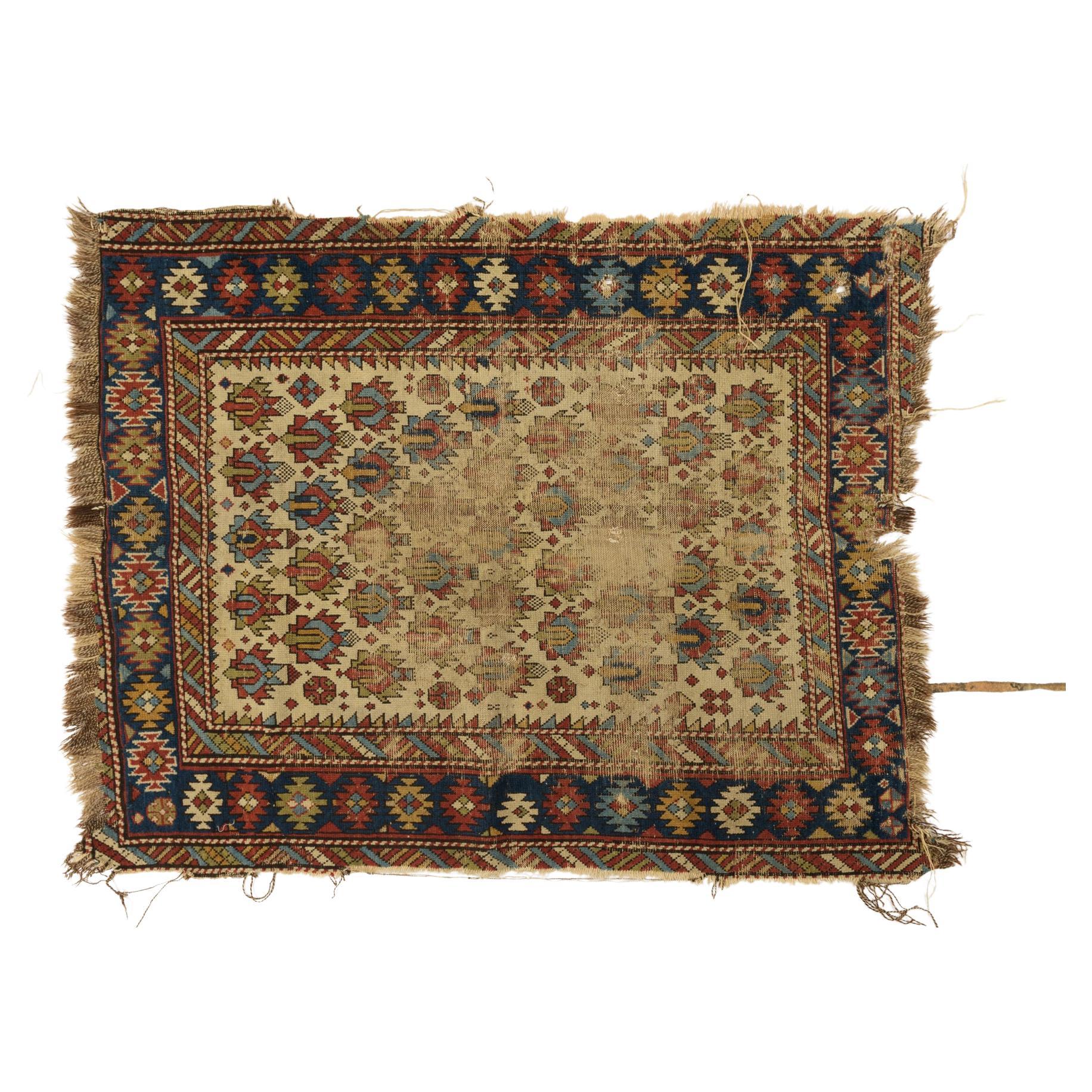 Fragmento de una antigua alfombra caucásica de mi colección: La tengo desde hace muchos años y nunca quise desprenderme de ella vendiéndola.  Ahora está a disposición de cualquiera que se apasione por esta área.  Creo que es más antiguo de lo que