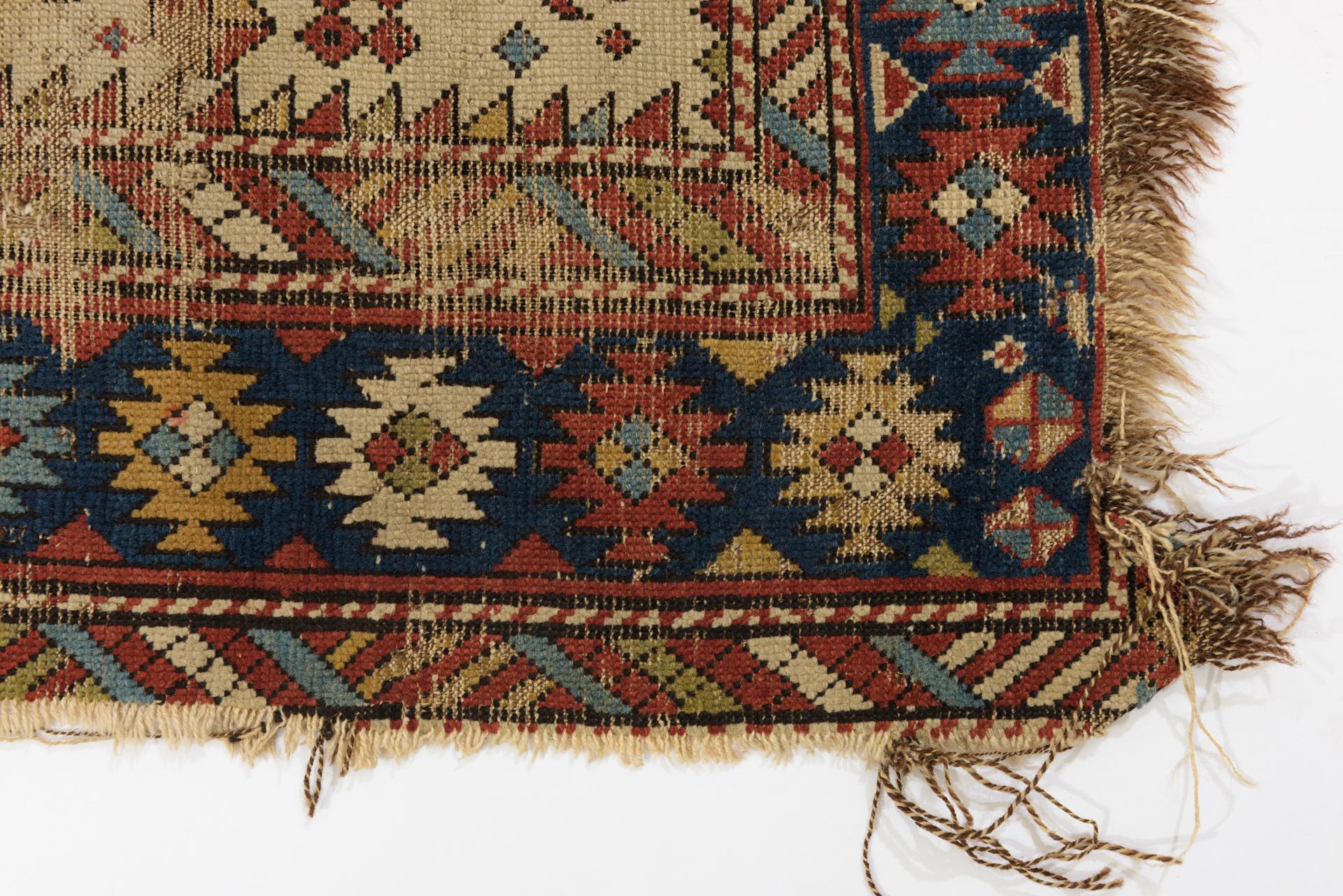 Fragmento Alfombra caucásica Anudado a mano en venta