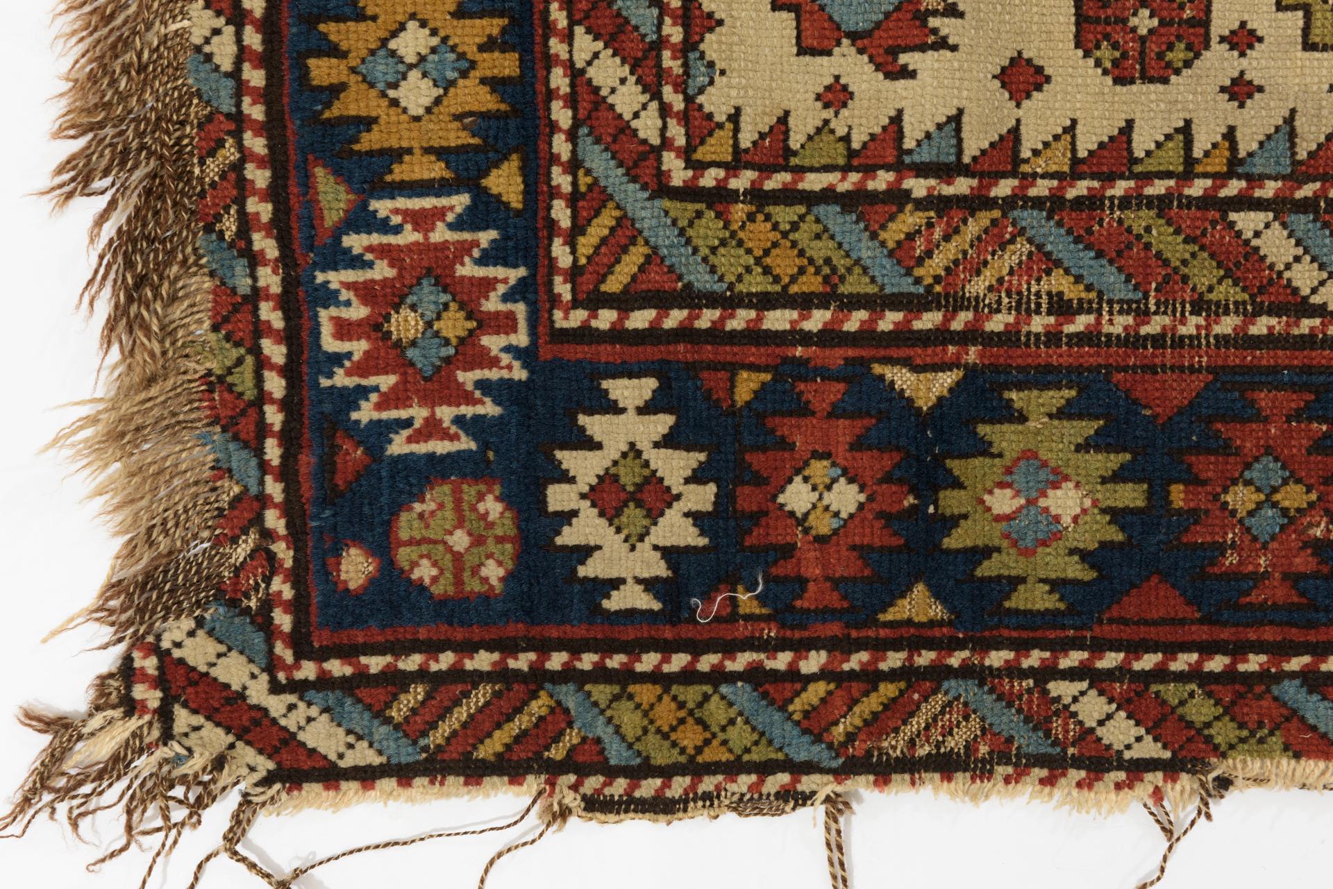 Fragmento Alfombra caucásica en Desgastado estado para la venta en Alessandria, Piemonte