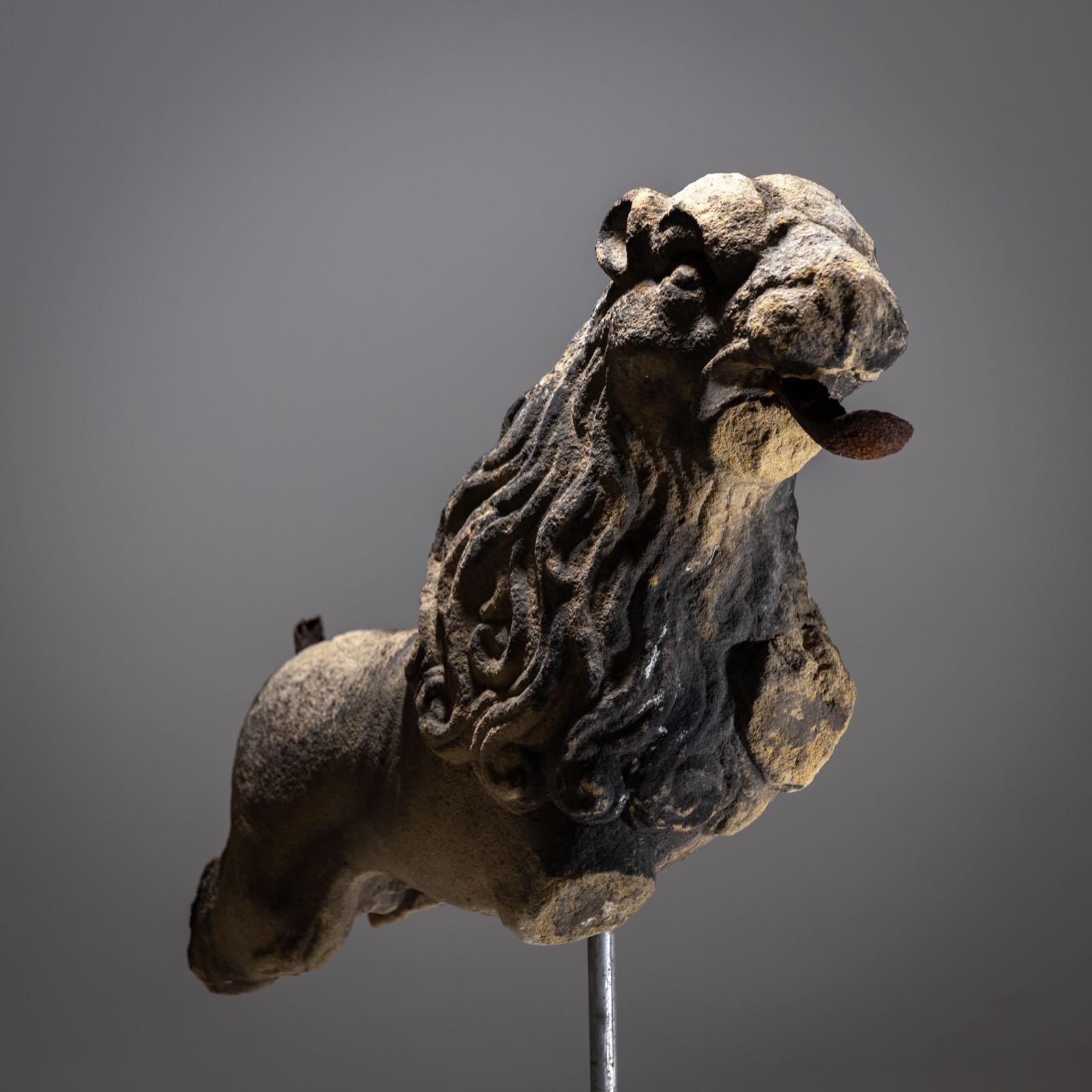 Fragment d'un lion en grès, 17ème siècle État moyen - En vente à Greding, DE