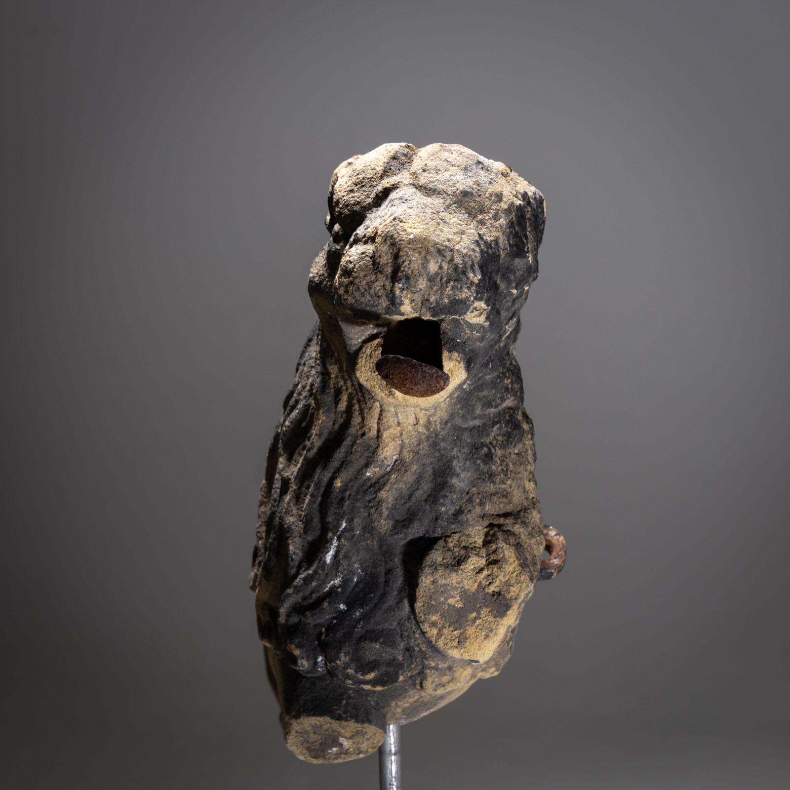 Fragment of a Lion made of Sandstone, 17th Century For Sale 1