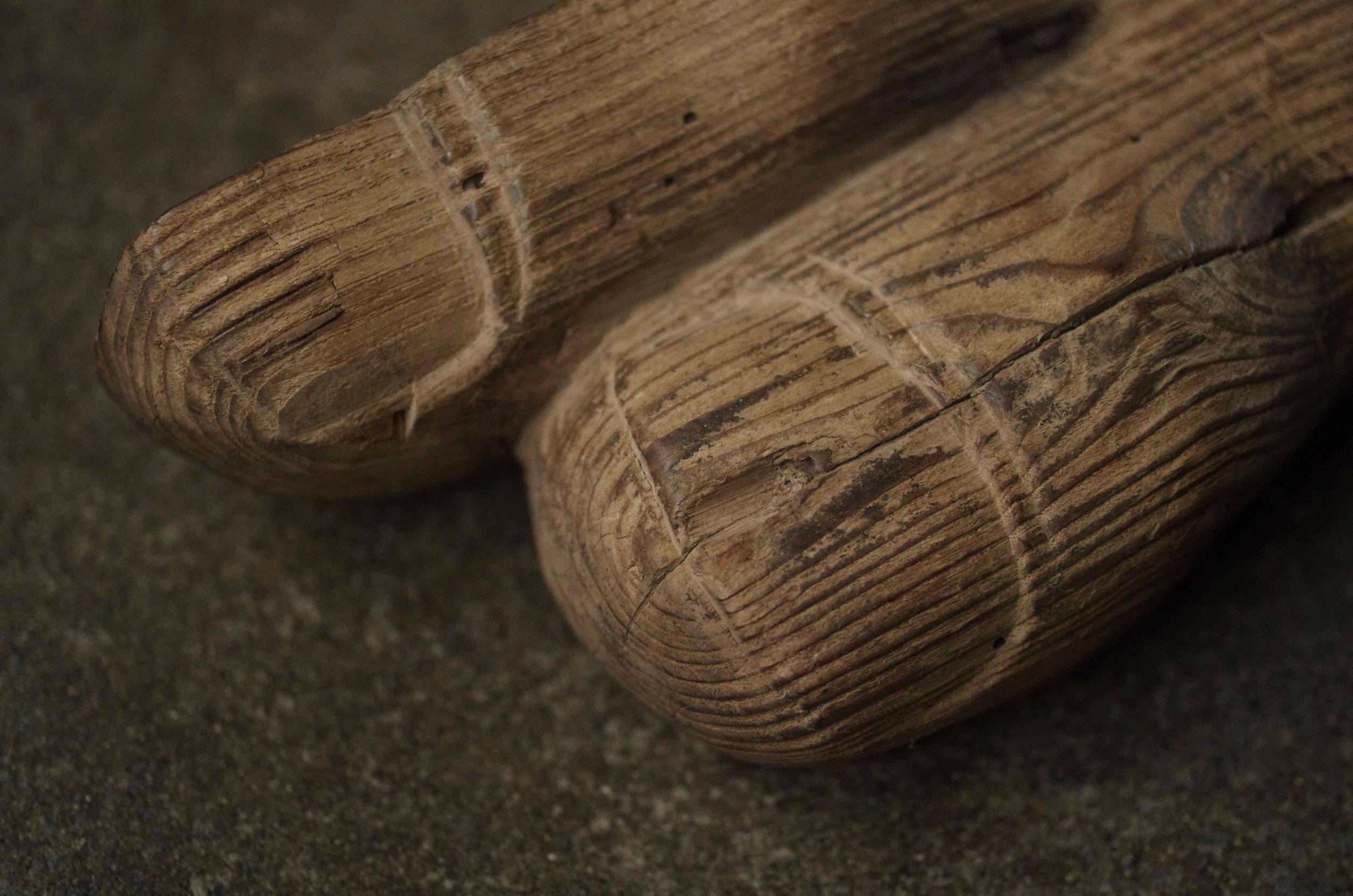 Fragment d'un pied de Bouddha en bois de la période Heian à Kamakura / Wabi-Sabi en vente 9