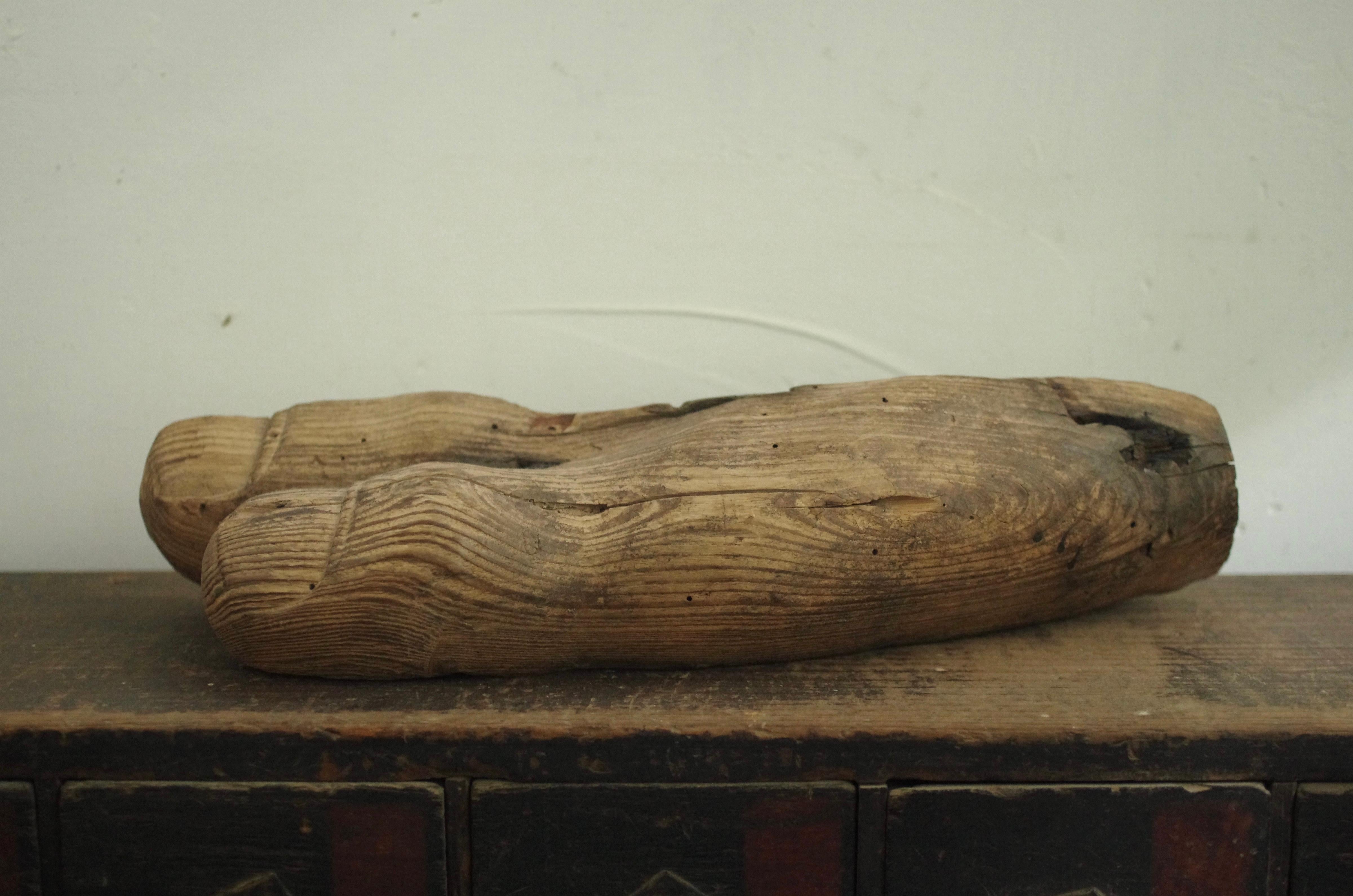 Fragment du pied d'un énorme bouddha en bois de la période Heian à Kamakura. 
On pense qu'il s'agit de l'une des deux statues d'A-un Nio. 
On pense qu'il s'agit du petit orteil du pied gauche. 
Les statues de Bouddha de cette période sont très