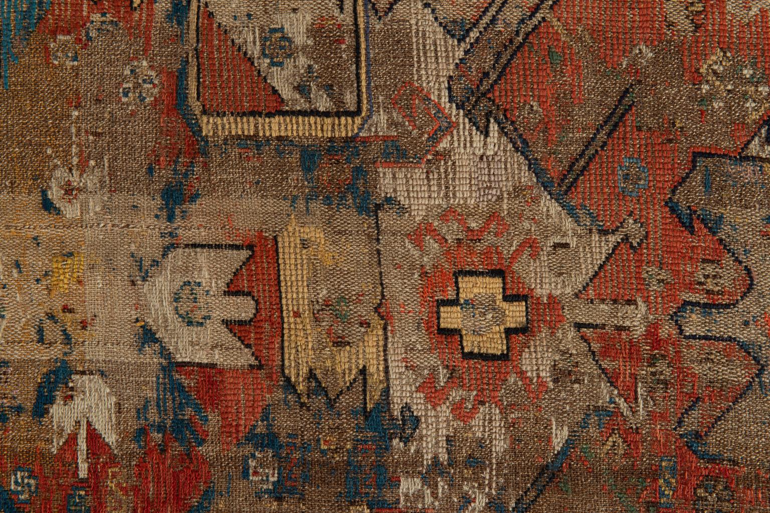 Fragment eines antiken Sumakh-Teppichs mit Originalfarben (Kaukasisch) im Angebot
