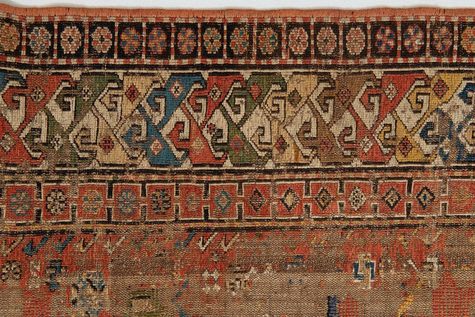 Fragment eines antiken Sumakh-Teppichs mit Originalfarben im Zustand „Starke Gebrauchsspuren“ im Angebot in Alessandria, Piemonte