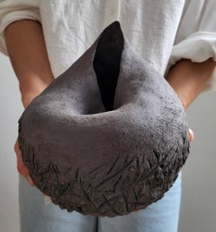 Fragment der Erde - Handgefertigte Keramikskulptur aus schwarzem Steingut