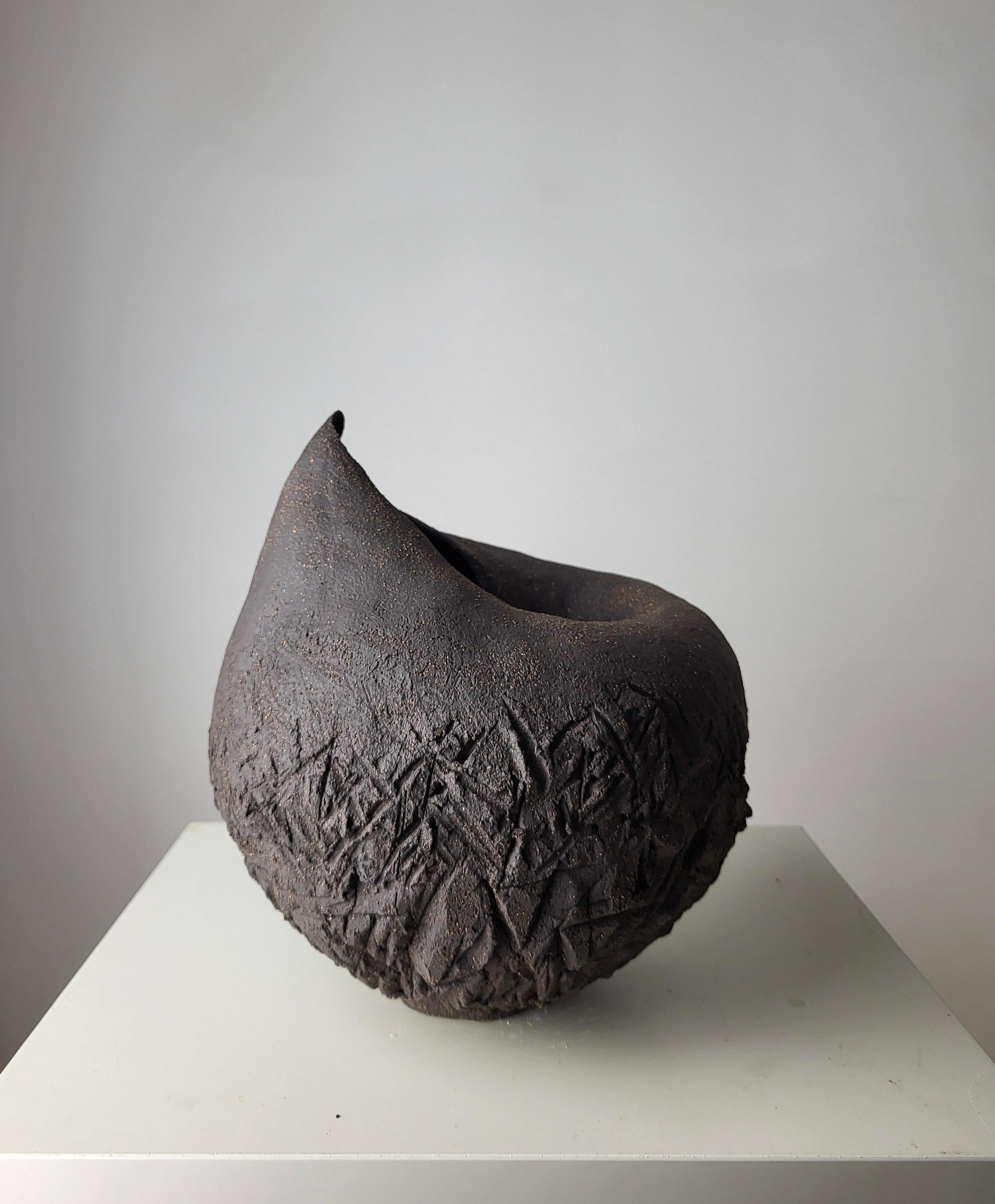 Fragment of the Earth — Hand-Built Ceramic Sculpture in Black Stoneware In New Condition For Sale In PRADES-LE-LEZ, FR