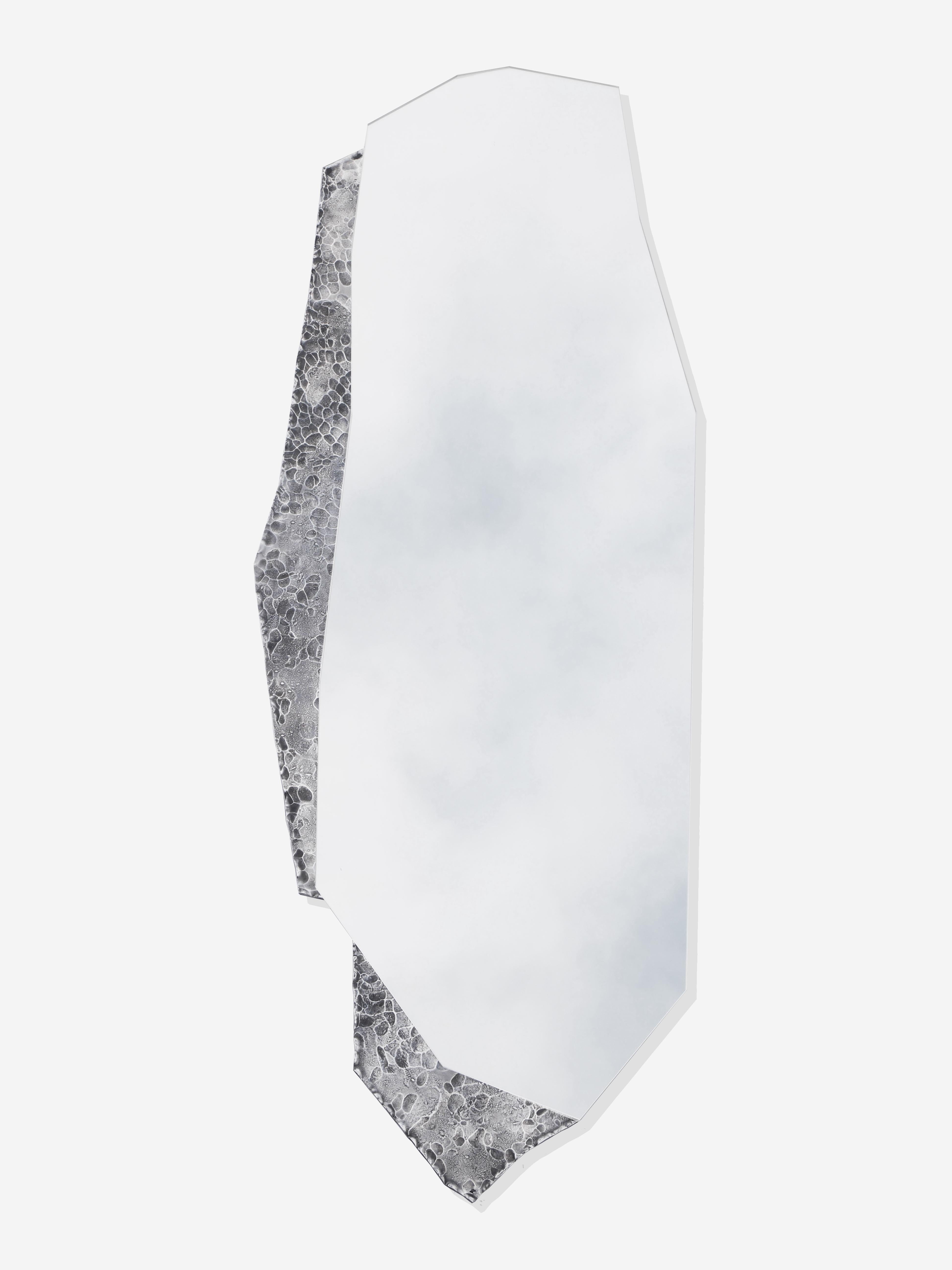 Wandspiegel Fragment von ROCHE & FRÈRES
Limitierte Auflage von 8 Stücken + 4 A.P.
Abmessungen: T 1,6 x B 67 x H 173 cm.
MATERIALIEN: Polierter und handgeschmiedeter Edelstahl und Silberspiegel.
Gewicht: 34 kg. 

Ice Memory Collection
Inspiriert von