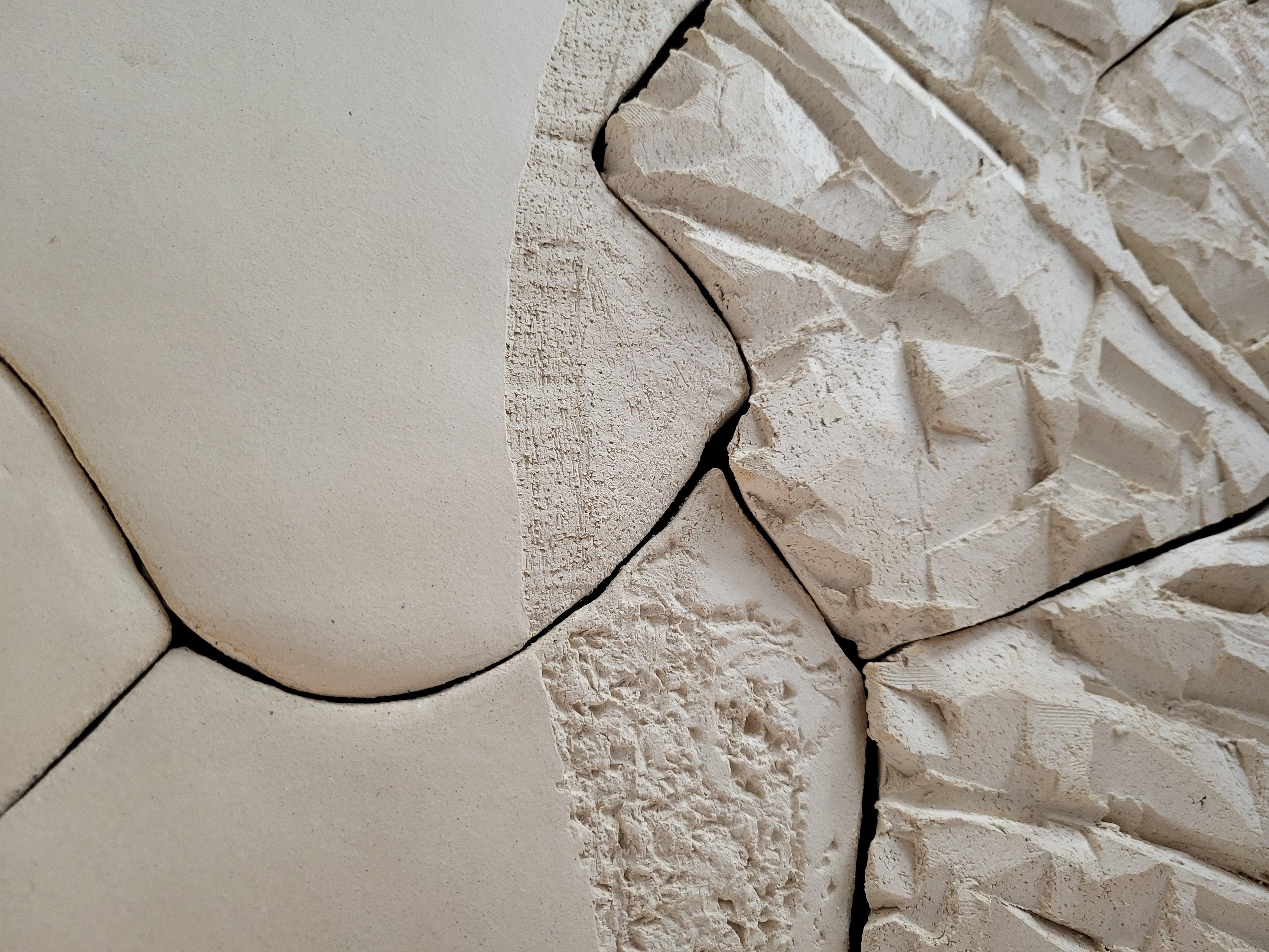 Fragmentierte Landschaft I - Keramische Wandskulptur auf Holzplatte im Angebot 3