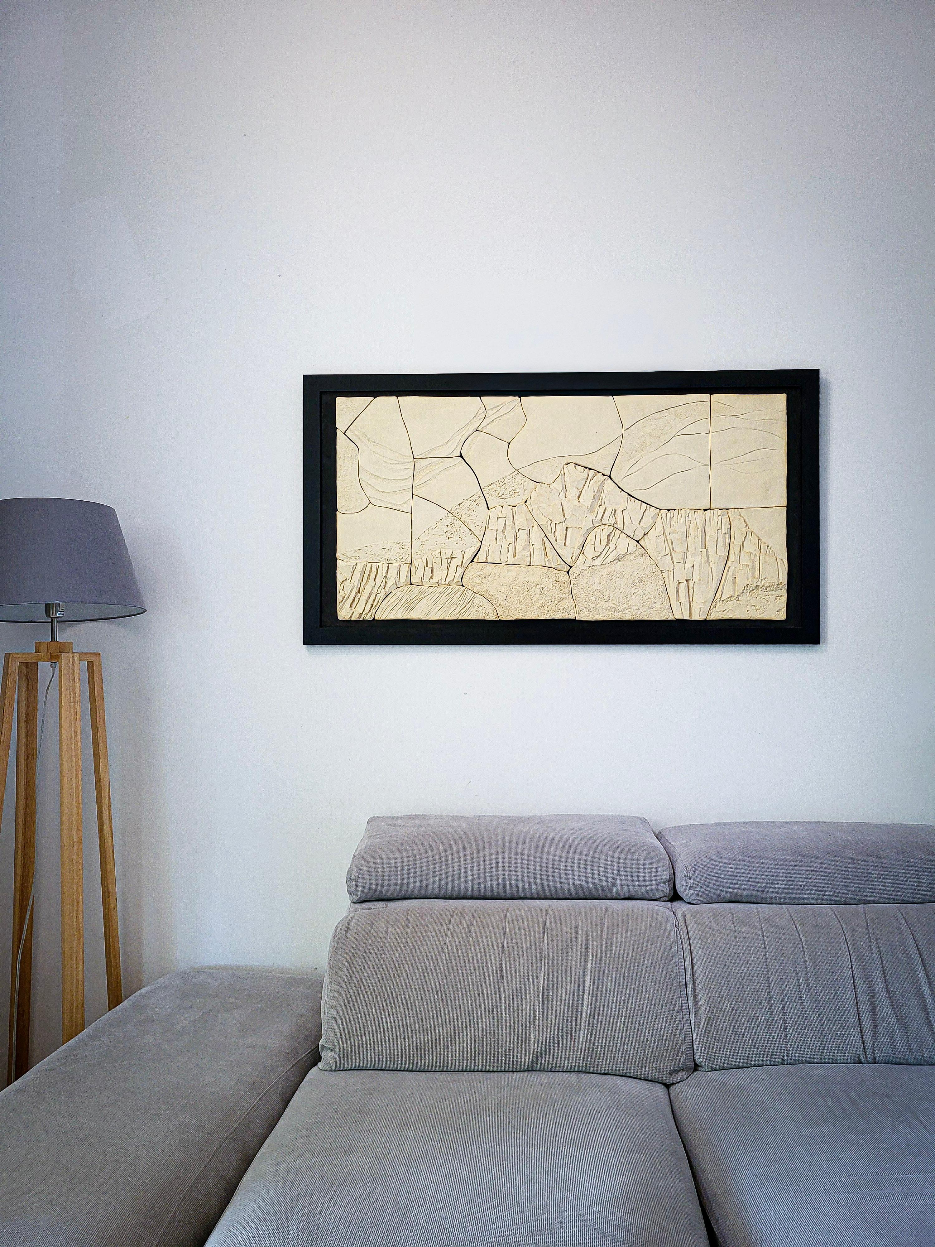 Fragmentierte Landschaft I - Keramische Wandskulptur auf Holzplatte (Französisch) im Angebot