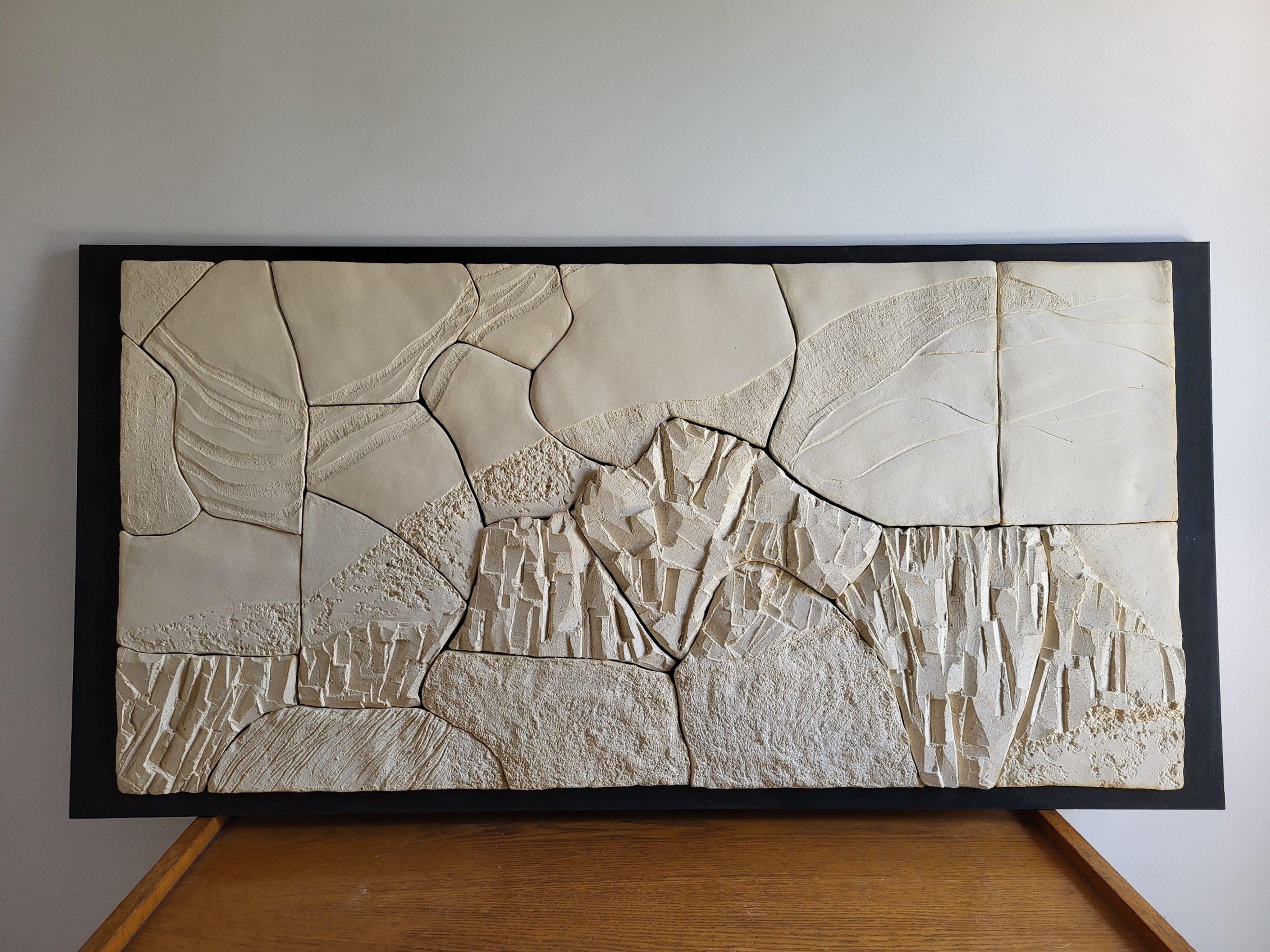 Fragmentierte Landschaft I - Keramische Wandskulptur auf Holzplatte (Handgefertigt) im Angebot