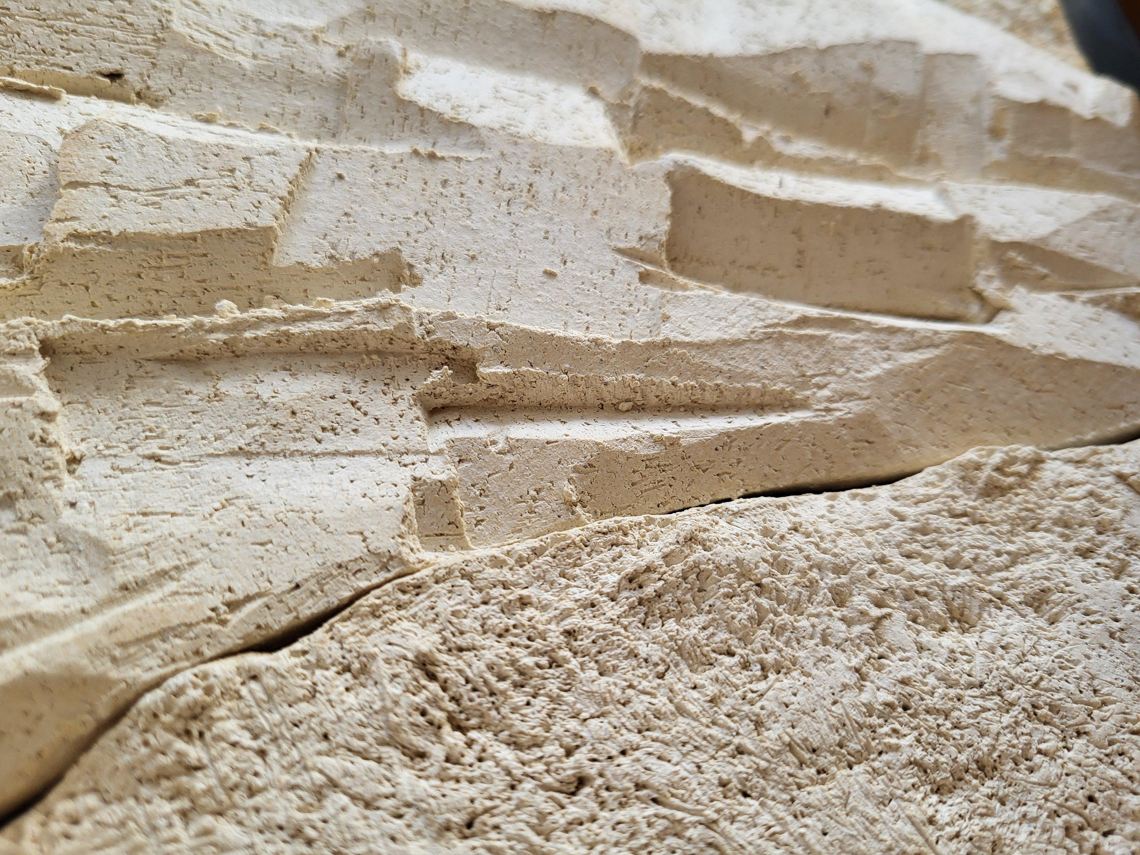 Fragmentierte Landschaft I - Keramische Wandskulptur auf Holzplatte (21. Jahrhundert und zeitgenössisch) im Angebot