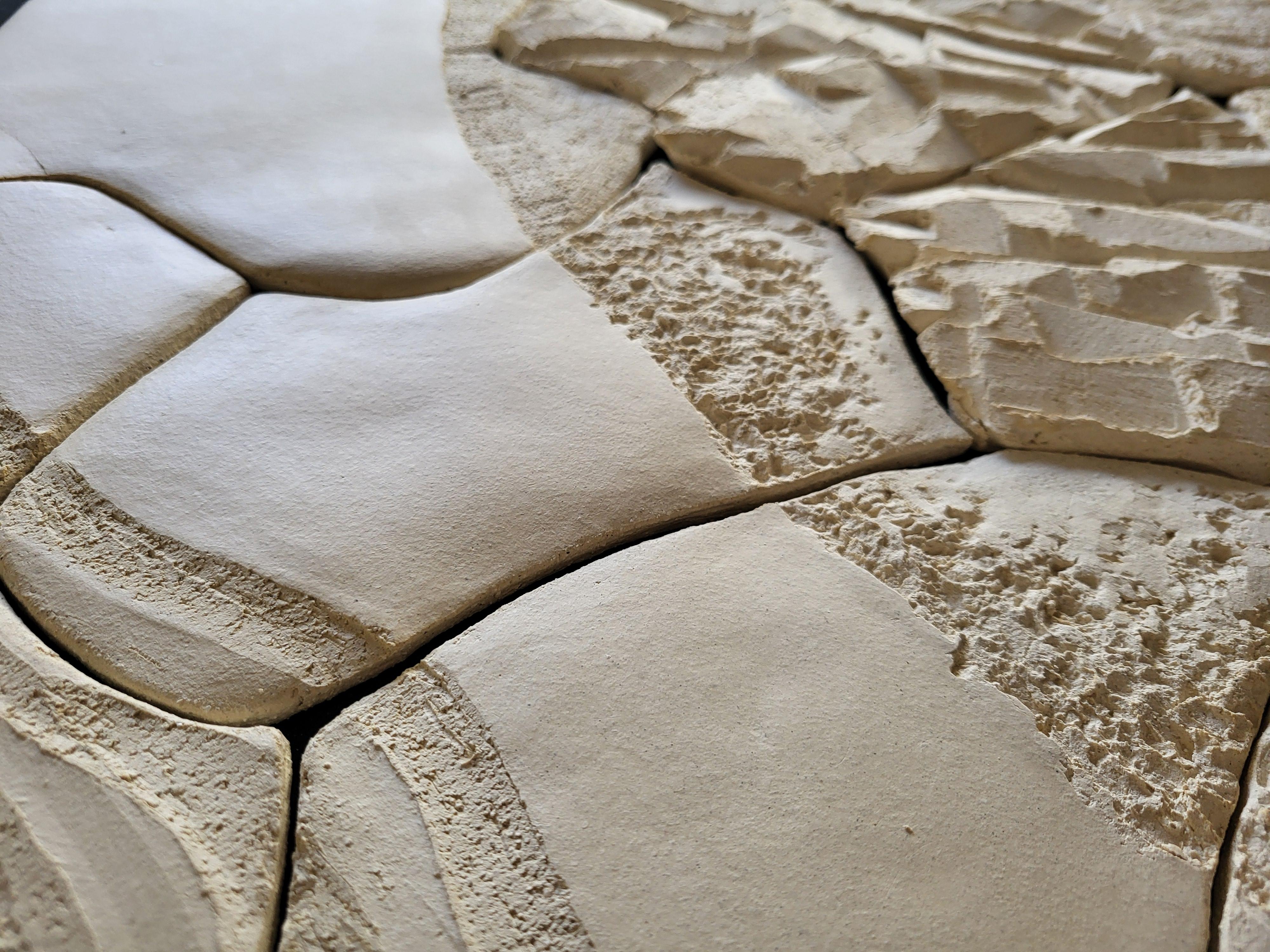 Fragmentierte Landschaft I - Keramische Wandskulptur auf Holzplatte (Keramik) im Angebot