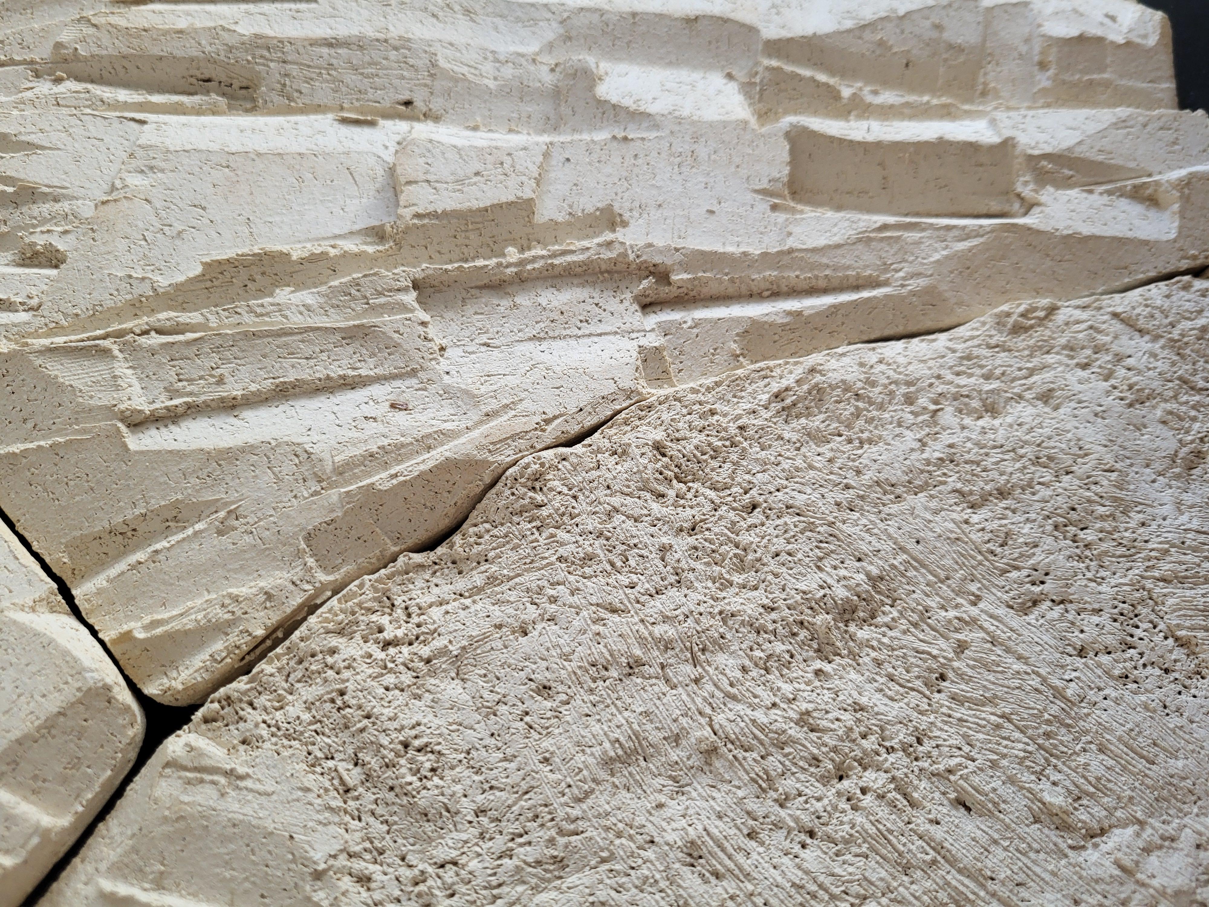 Fragmentierte Landschaft I - Keramische Wandskulptur auf Holzplatte im Angebot 1
