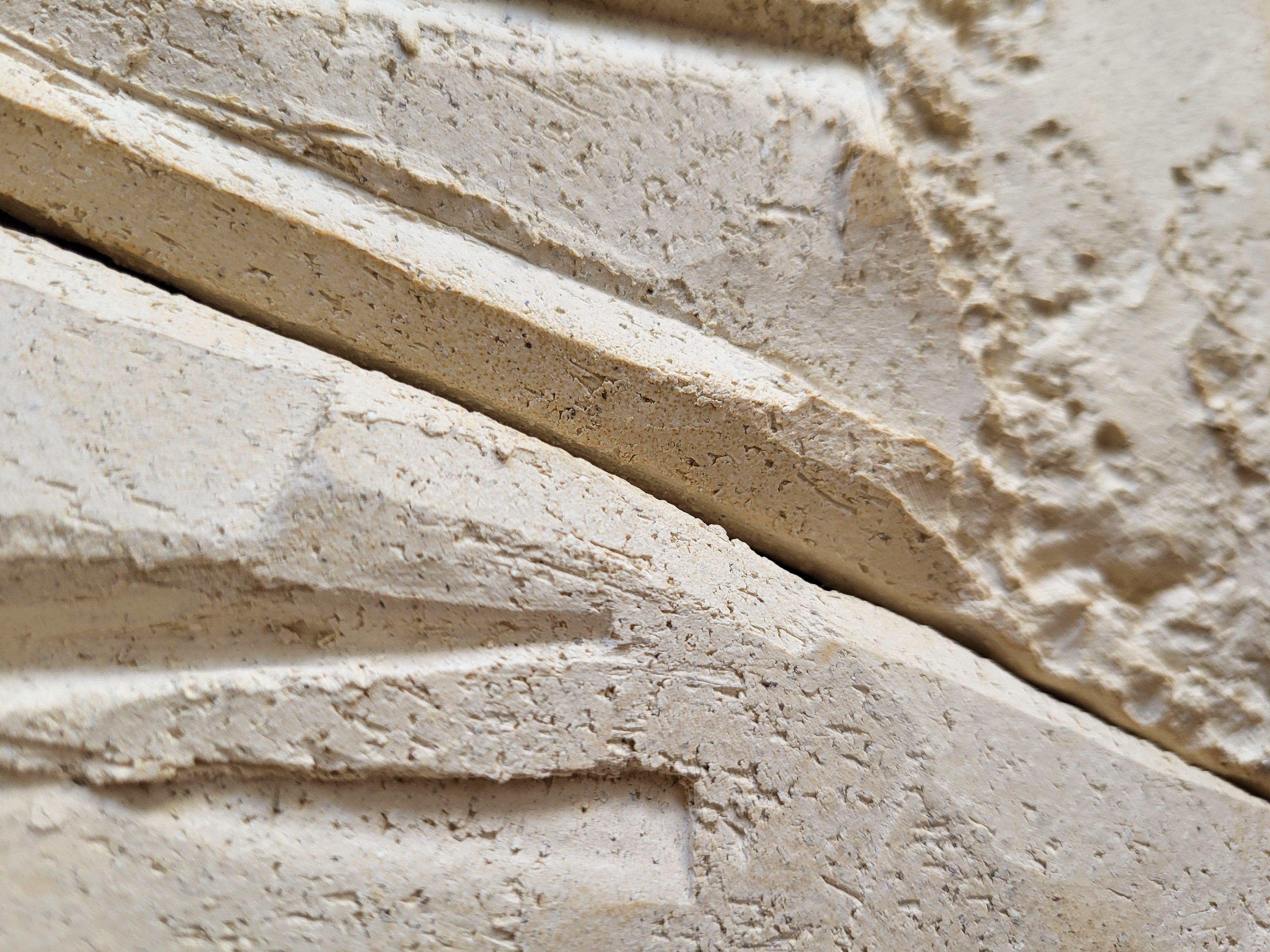 Fragmentierte Landschaft I - Keramische Wandskulptur auf Holzplatte im Angebot 2