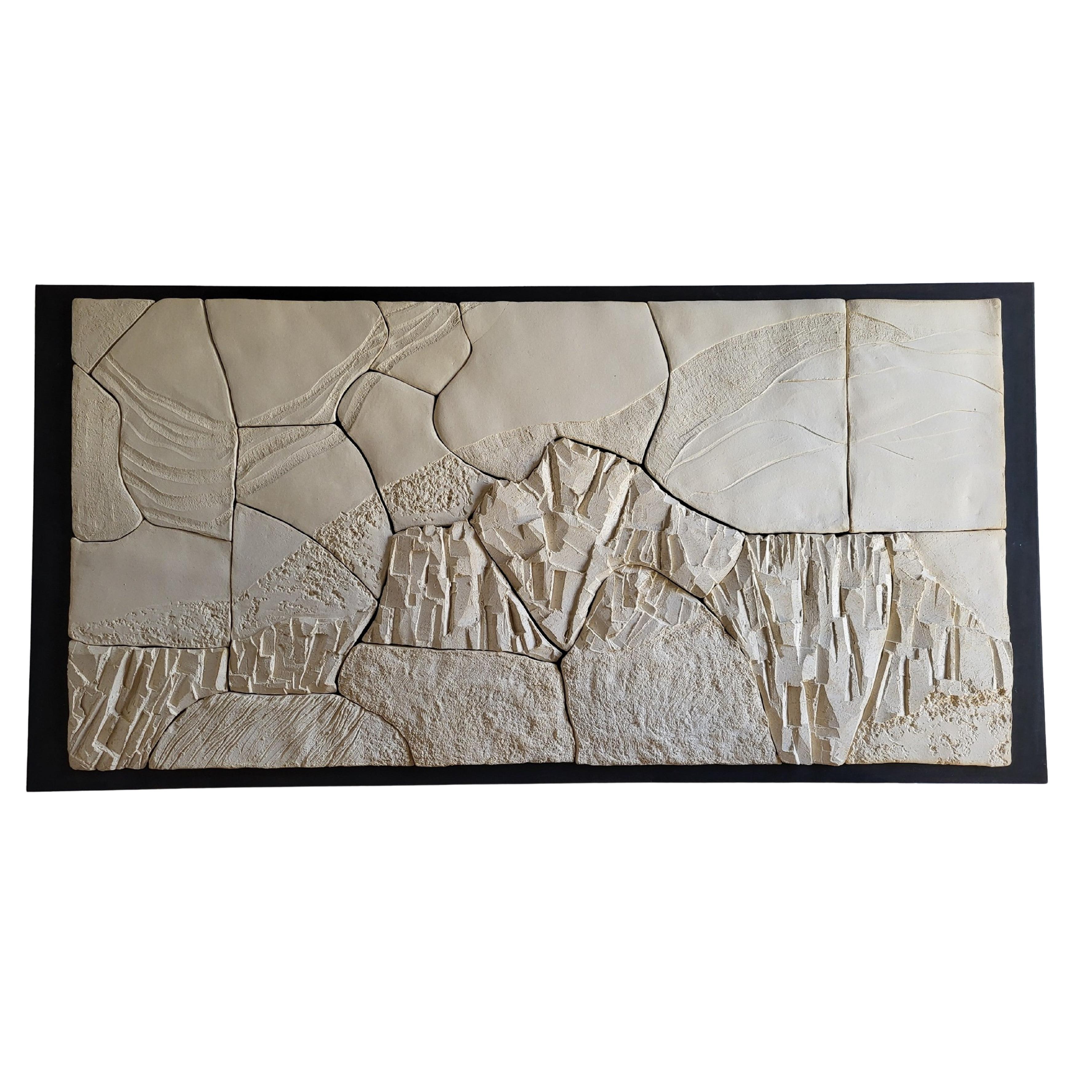 Fragmentierte Landschaft I - Keramische Wandskulptur auf Holzplatte (Organische Moderne) im Angebot