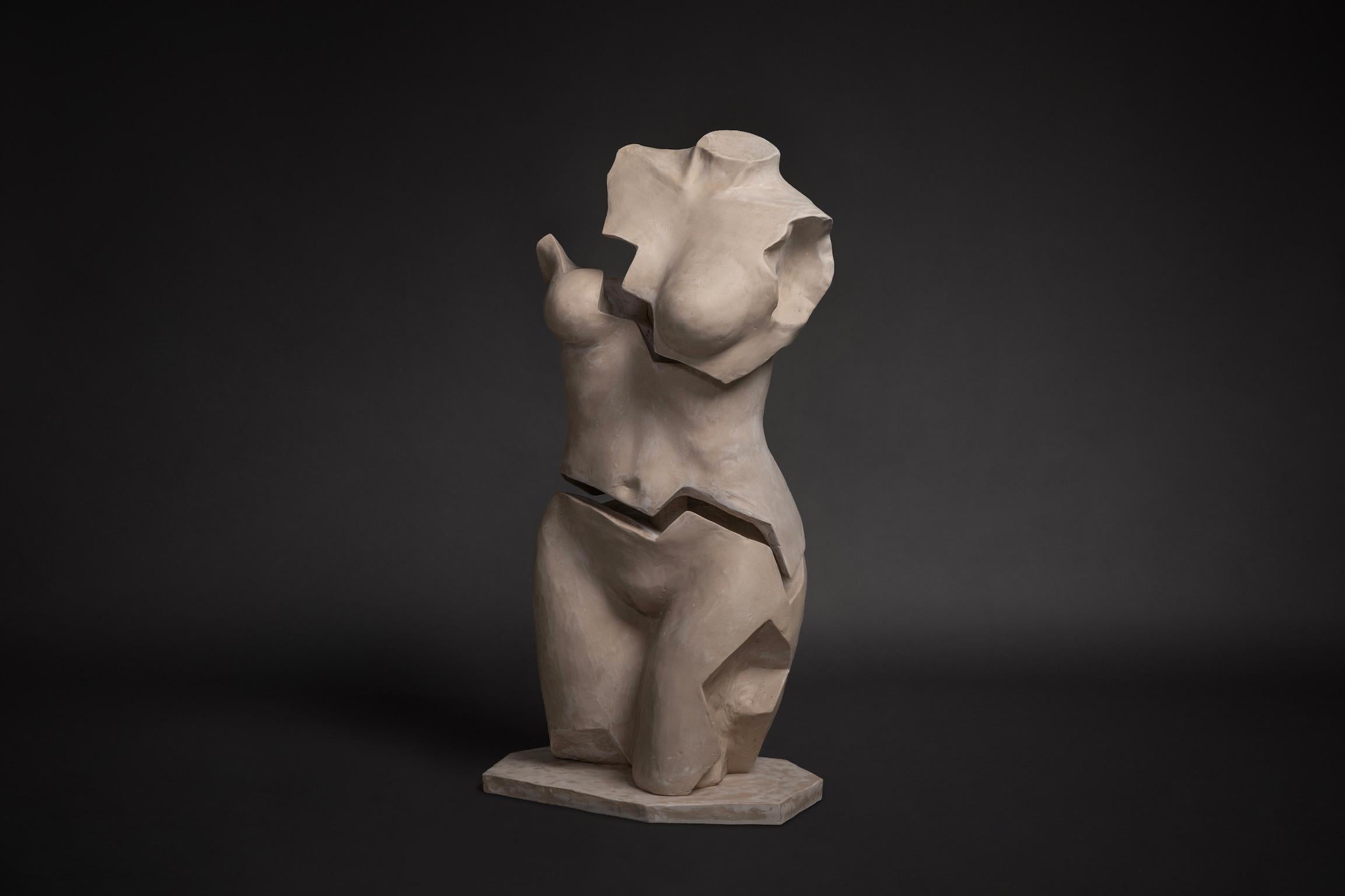 In Kontinuität zu ihren charakteristischen Erkundungen der weiblichen Form stellt Marcela Cure ein neues skulpturales Erinnerungsstück vor, das die trüben und doch schönen Verwicklungen des Frauseins beleuchtet. Durch handgeformte und handgegossene