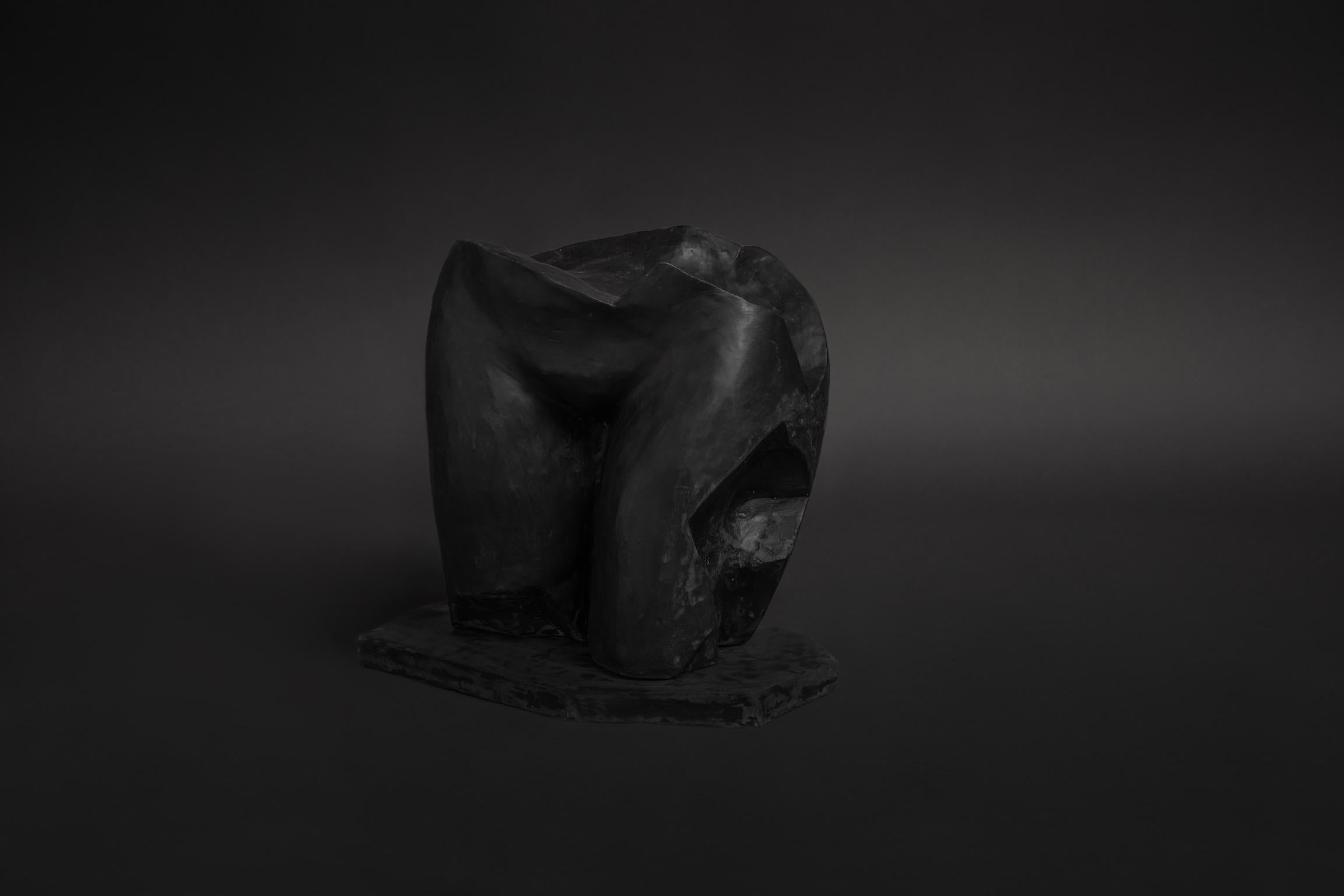 In Kontinuität zu ihren charakteristischen Erkundungen der weiblichen Form stellt Marcela Cure ein neues skulpturales Erinnerungsstück vor, das die trüben und doch schönen Verwicklungen des Frauseins beleuchtet. Durch handgeformte und handgegossene