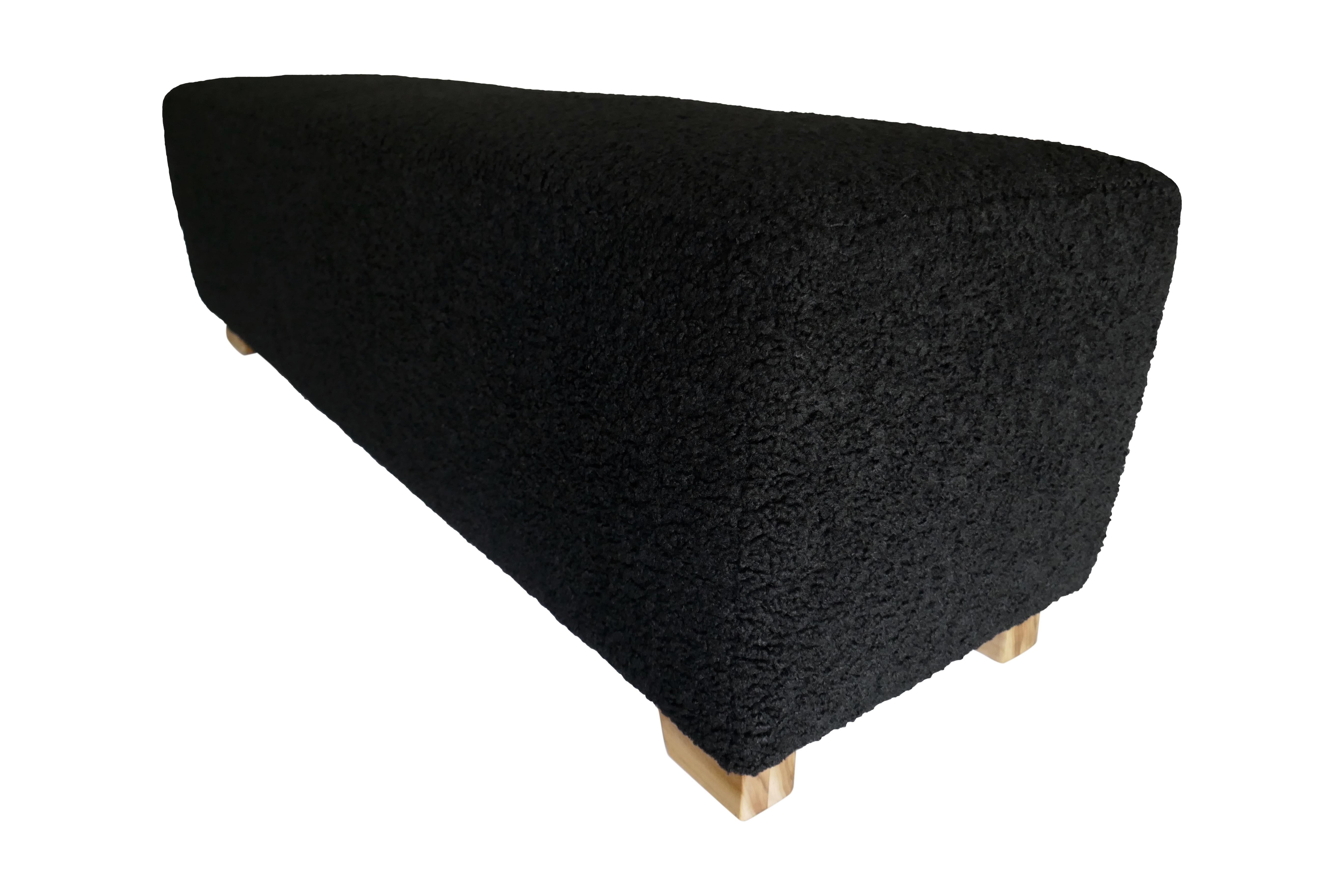 Ti presentiamo la nostra panca versatile realizzata a mano in modo impeccabile, meticolosamente progettata e rivestita in Boucle nero ultra-lussuoso. Questo splendido pezzo è caratterizzato da una struttura interna in legno massiccio e da piedi