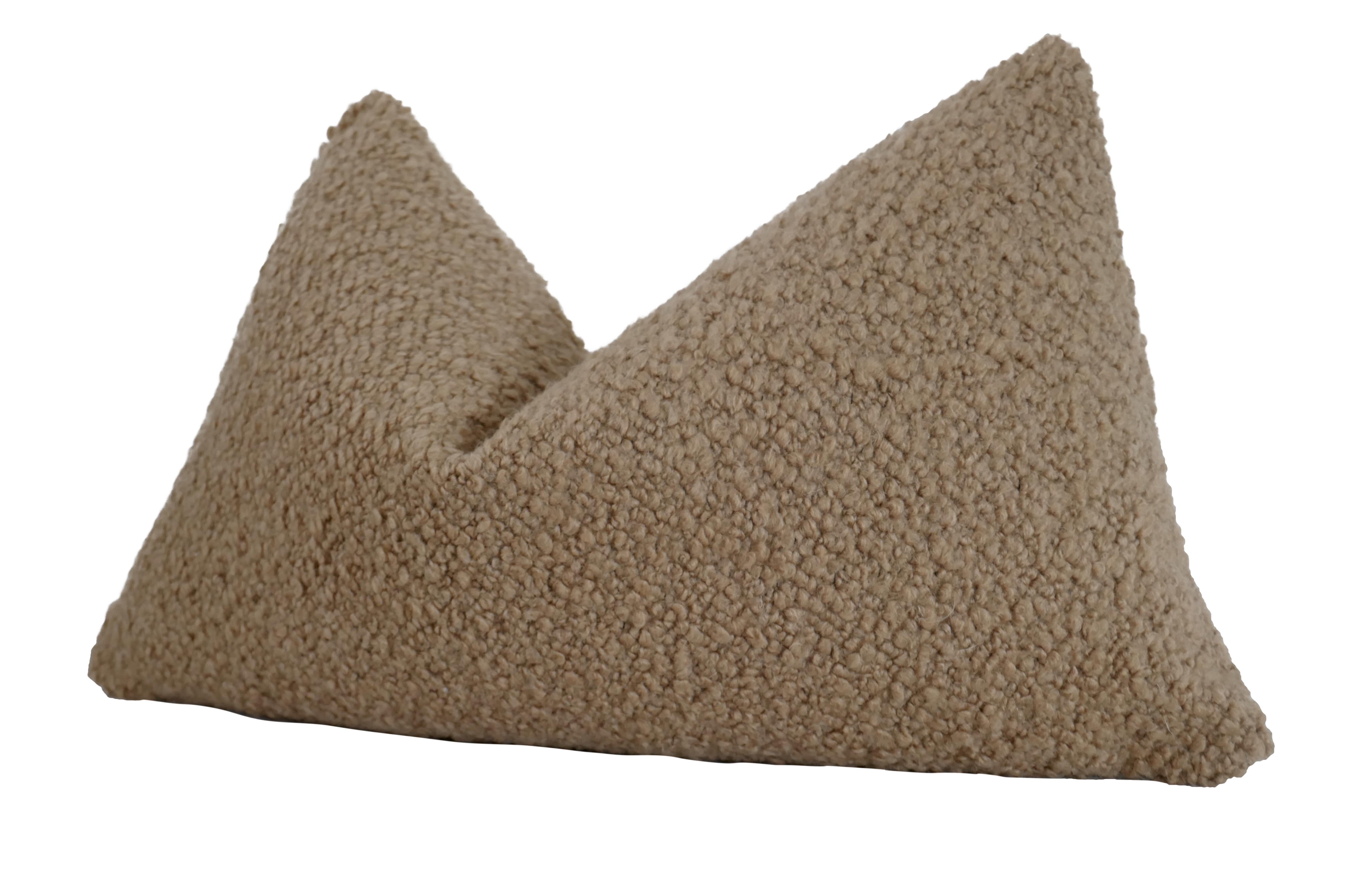 Fatto a mano Fragments Identity Cuscino in Boucle di Cammello e Lino Naturale Francese Vintage in vendita