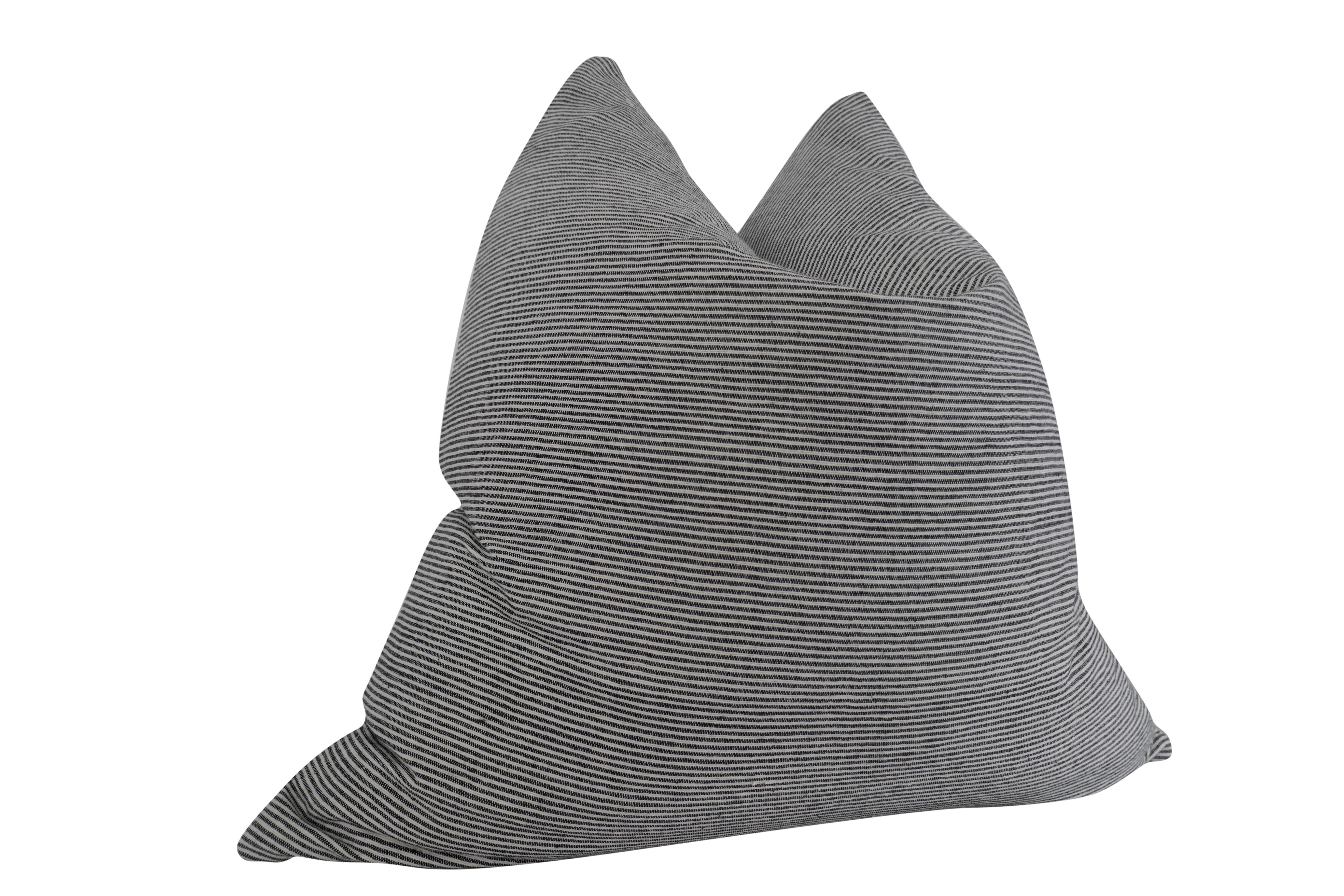 Fragmentos Identidad Almohada grande cortada y cosida a mano con algodón/lino europeo de primera calidad a rayas finas negras y naturales. Se complementa con lino blanco neutro en el reverso. Inserción de plumón/pluma Ultra-Plump, cierre de