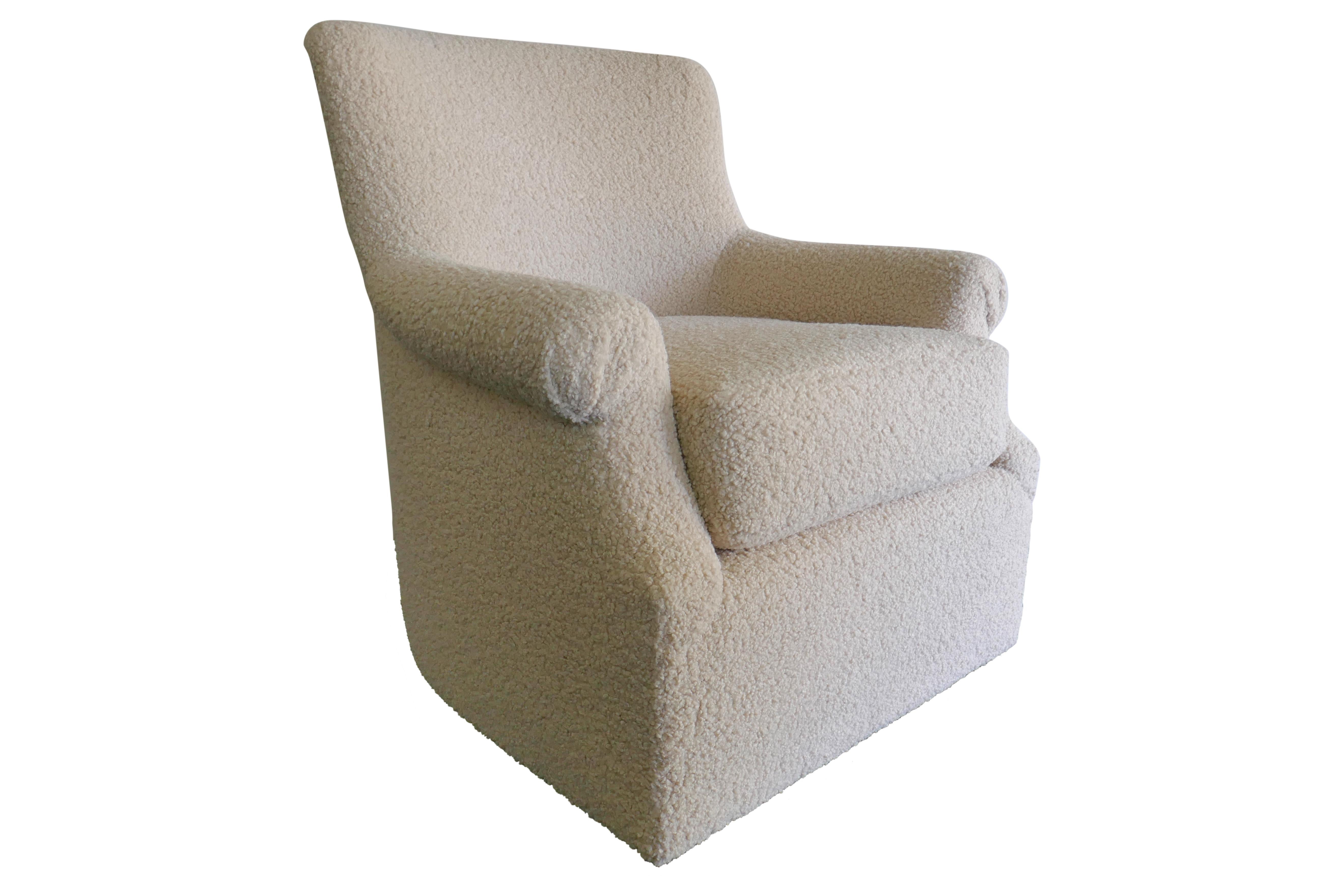Élevez votre espace de vie avec le fauteuil pivotant Boucle, impeccablement fabriqué à la main et méticuleusement rembourré en Boucle ultra-luxe de première qualité dans un ton naturel blanc cassé. La base pivotante permet un mouvement directionnel